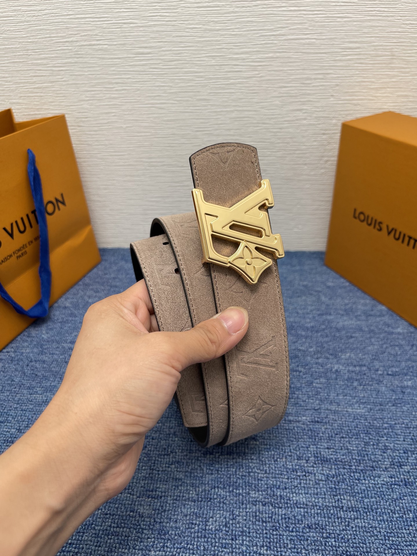 🔴 【品牌】LV  4．0cm 
🔴 【描述】这款饰有LV带扣的腰带配以水牛皮衬里，覆以Monogram