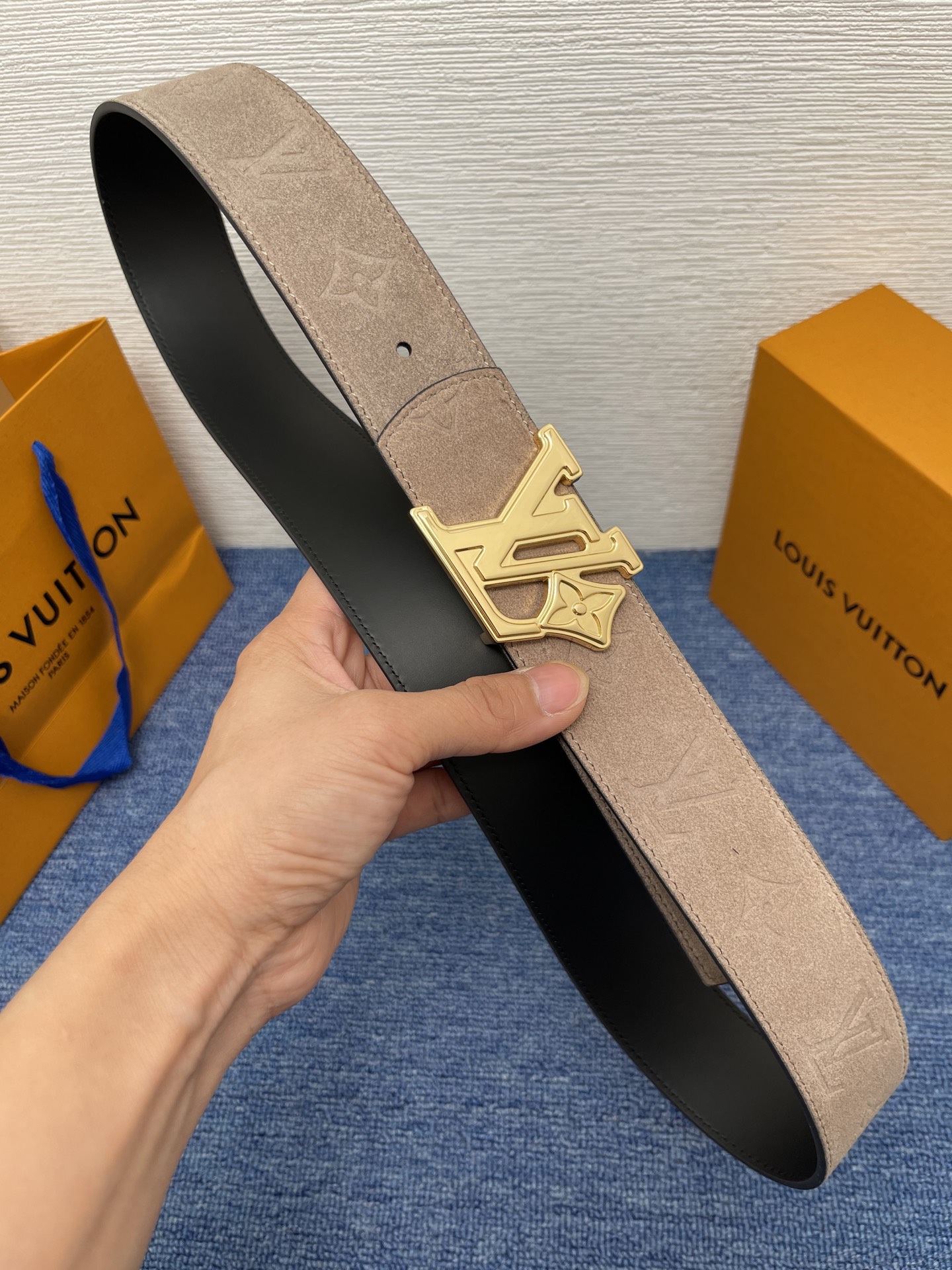 🔴 【品牌】LV  4．0cm 
🔴 【描述】这款饰有LV带扣的腰带配以水牛皮衬里，覆以Monogram