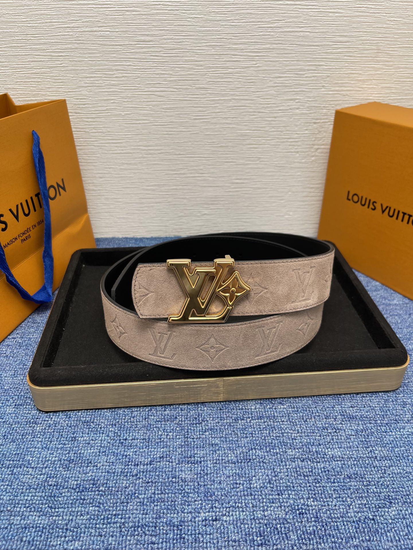 🔴 【品牌】LV  4．0cm 
🔴 【描述】这款饰有LV带扣的腰带配以水牛皮衬里，覆以Monogram