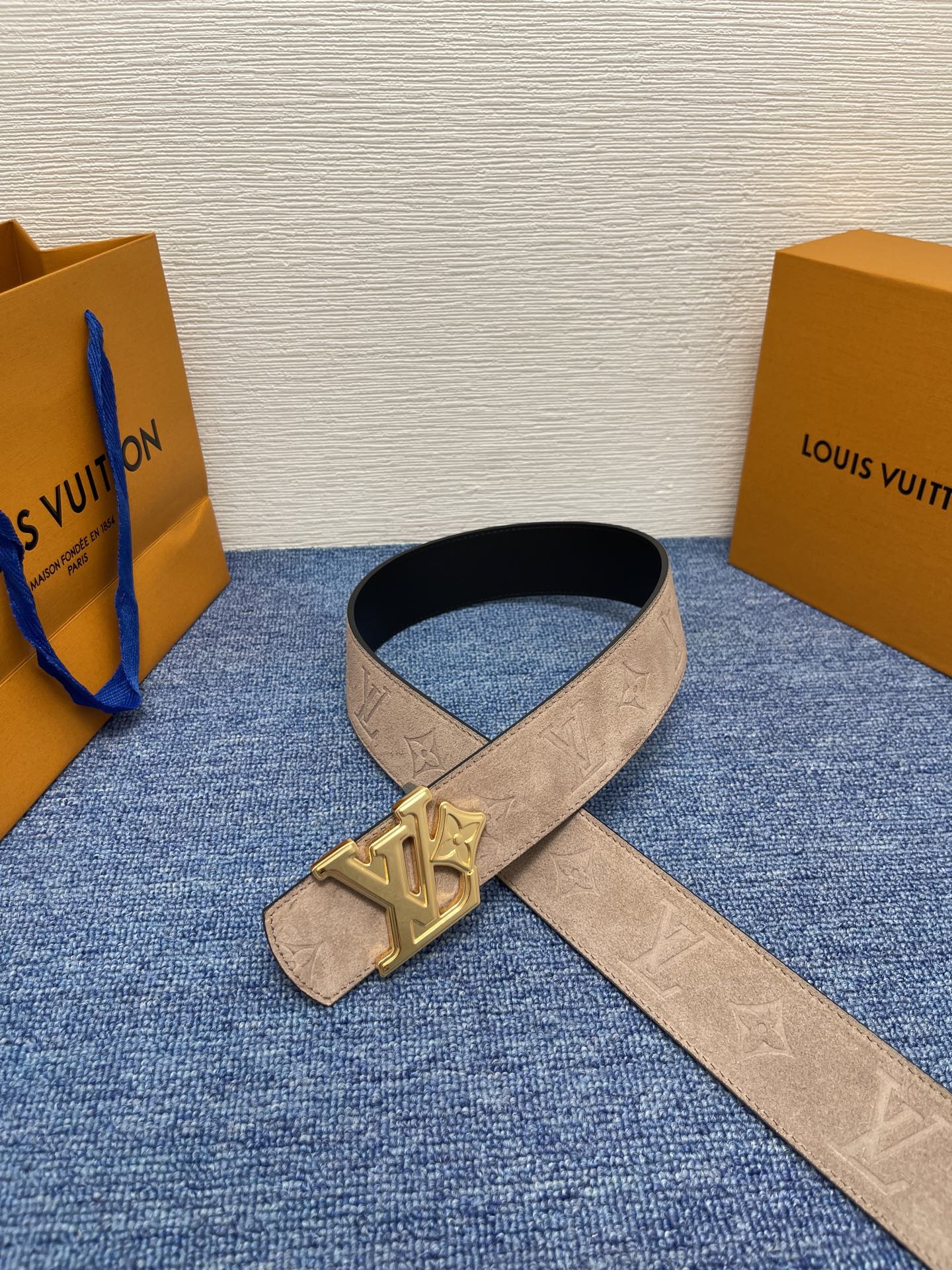 🔴 【品牌】LV  4．0cm 
🔴 【描述】这款饰有LV带扣的腰带配以水牛皮衬里，覆以Monogram