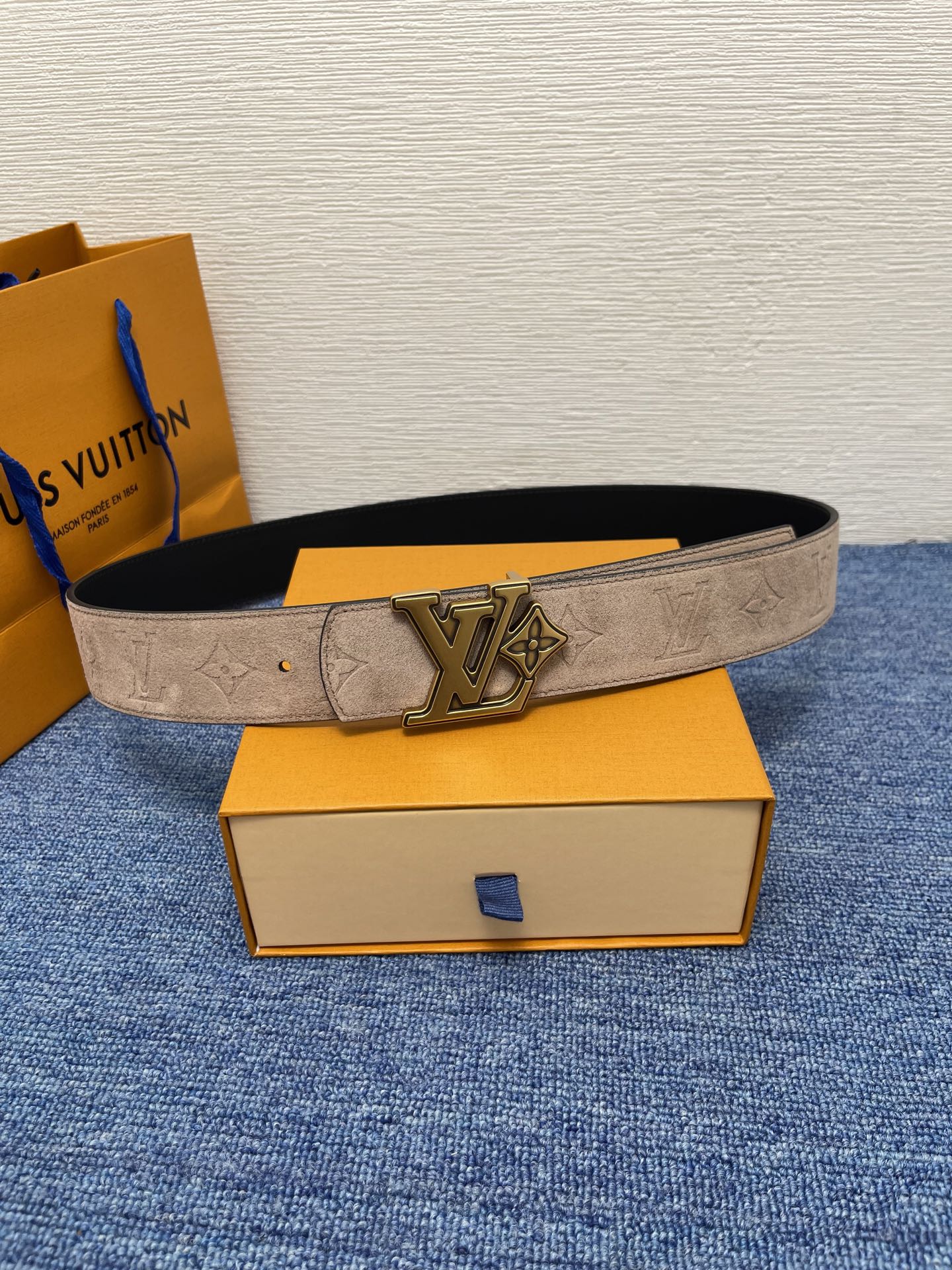 🔴 【品牌】LV  4．0cm 
🔴 【描述】这款饰有LV带扣的腰带配以水牛皮衬里，覆以Monogram