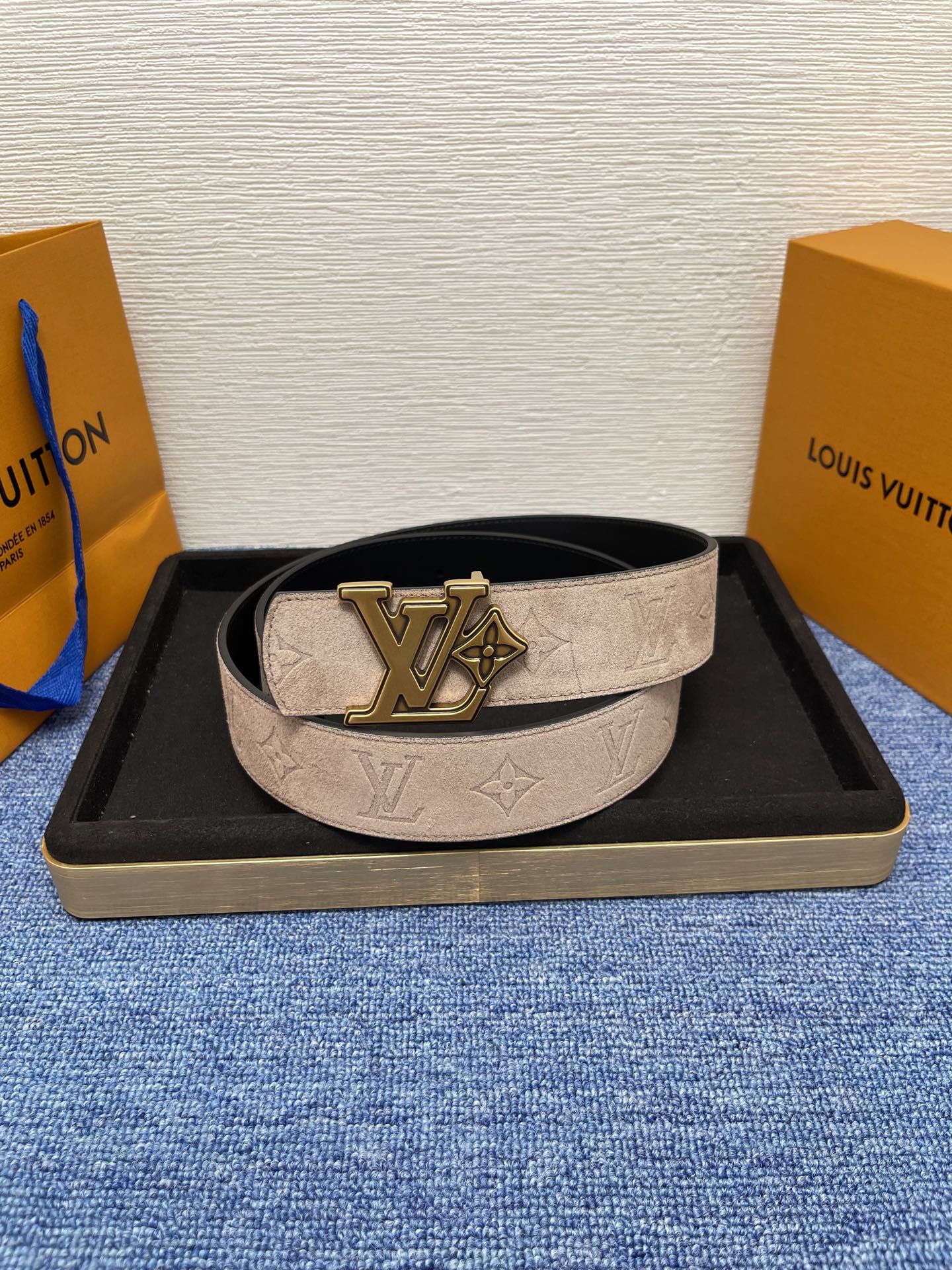 🔴 【品牌】LV  4．0cm 
🔴 【描述】这款饰有LV带扣的腰带配以水牛皮衬里，覆以Monogram