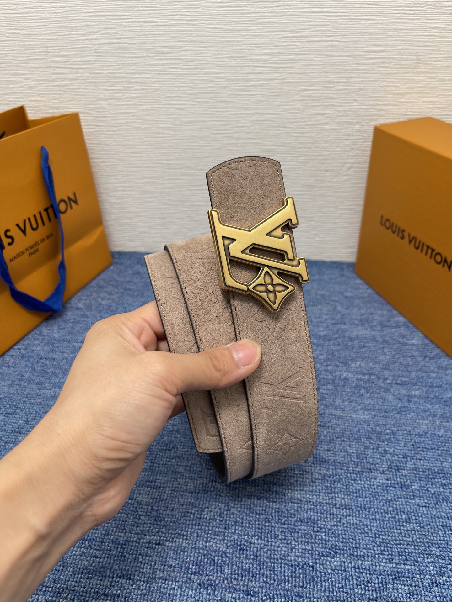 🔴 【品牌】LV  4．0cm 
🔴 【描述】这款饰有LV带扣的腰带配以水牛皮衬里，覆以Monogram