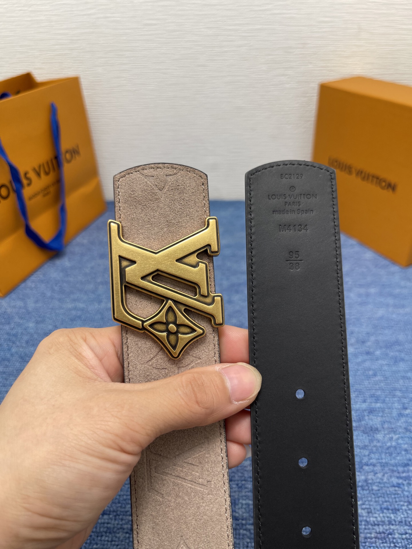 🔴 【品牌】LV  4．0cm 
🔴 【描述】这款饰有LV带扣的腰带配以水牛皮衬里，覆以Monogram