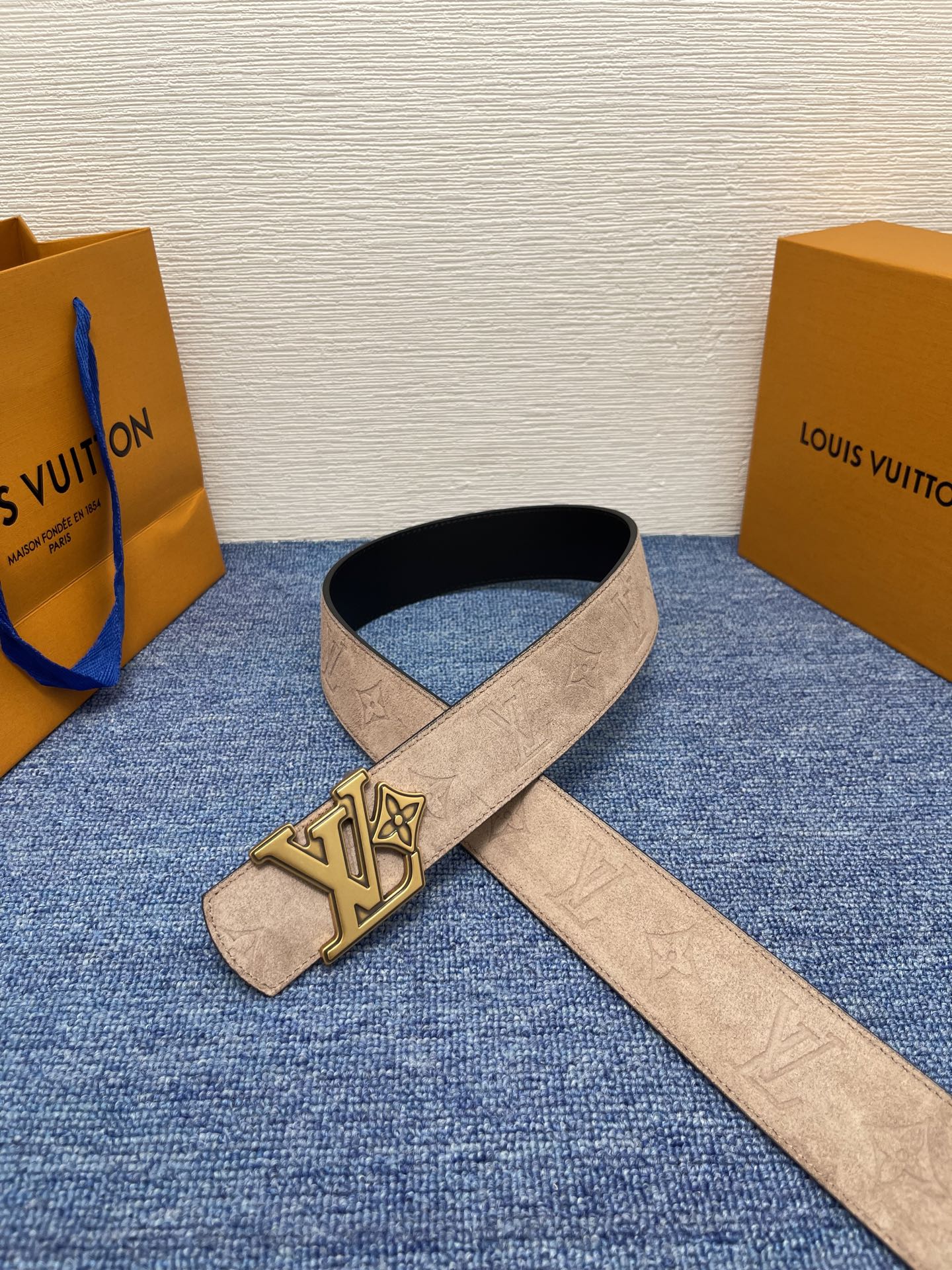 🔴 【品牌】LV  4．0cm 
🔴 【描述】这款饰有LV带扣的腰带配以水牛皮衬里，覆以Monogram