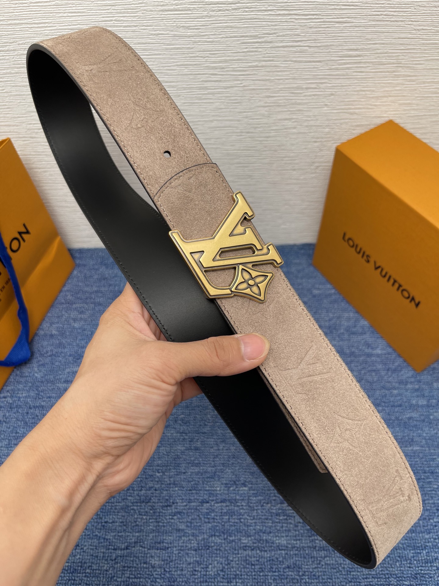 🔴 【品牌】LV  4．0cm 
🔴 【描述】这款饰有LV带扣的腰带配以水牛皮衬里，覆以Monogram