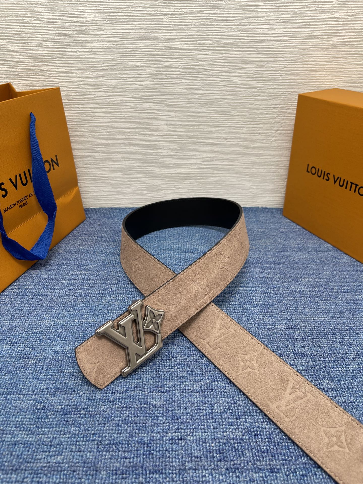 🔴 【品牌】LV  4．0cm 
🔴 【描述】这款饰有LV带扣的腰带配以水牛皮衬里，覆以Monogram