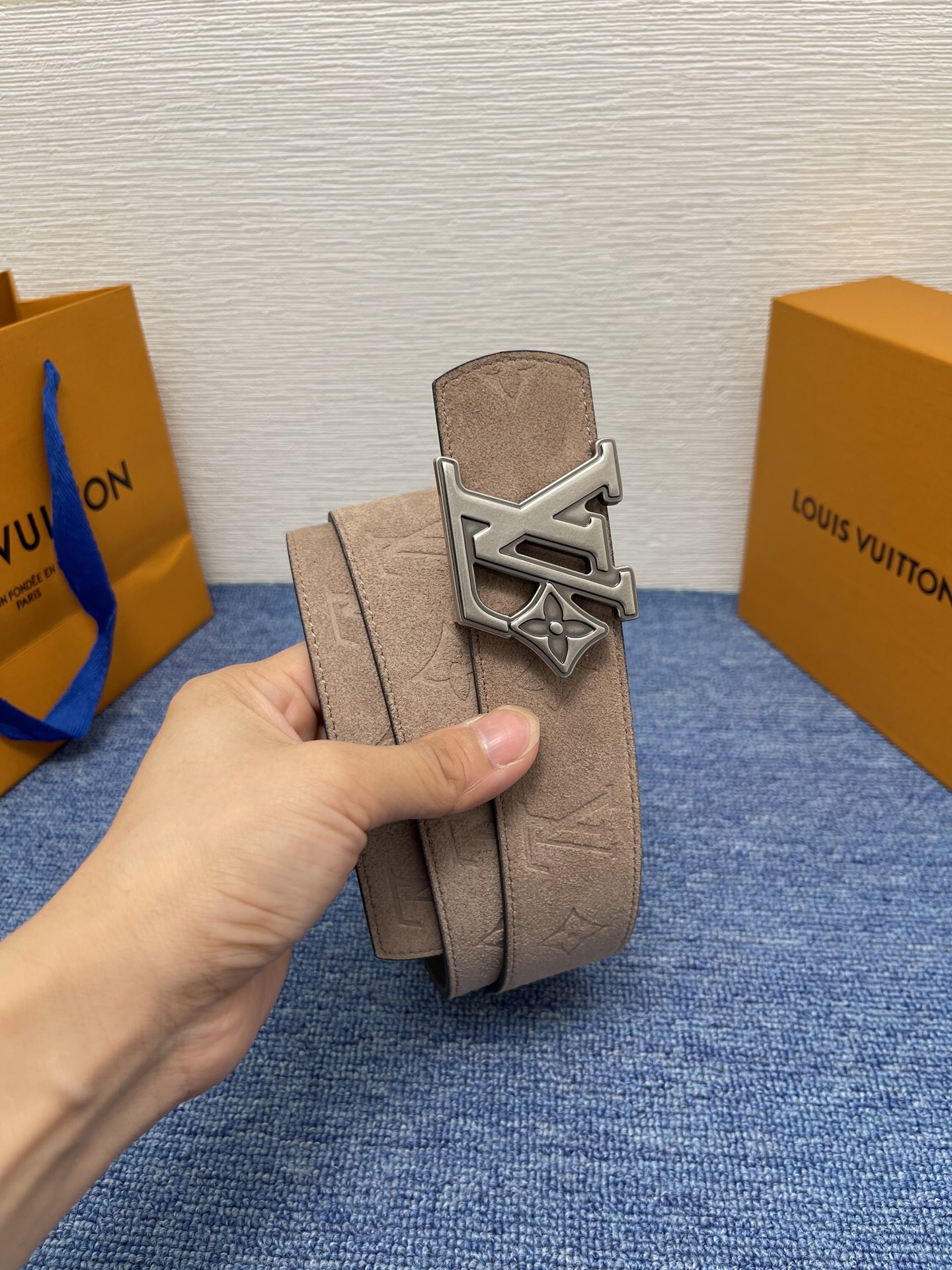 🔴 【品牌】LV  4．0cm 
🔴 【描述】这款饰有LV带扣的腰带配以水牛皮衬里，覆以Monogram