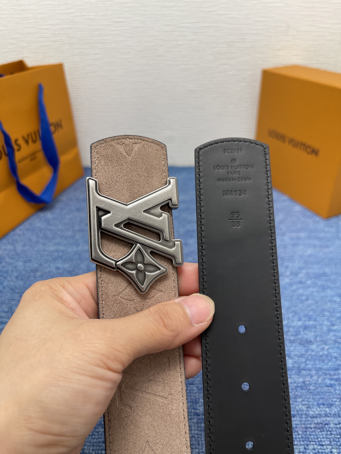 🔴 【品牌】LV  4．0cm 
🔴 【描述】这款饰有LV带扣的腰带配以水牛皮衬里，覆以Monogram