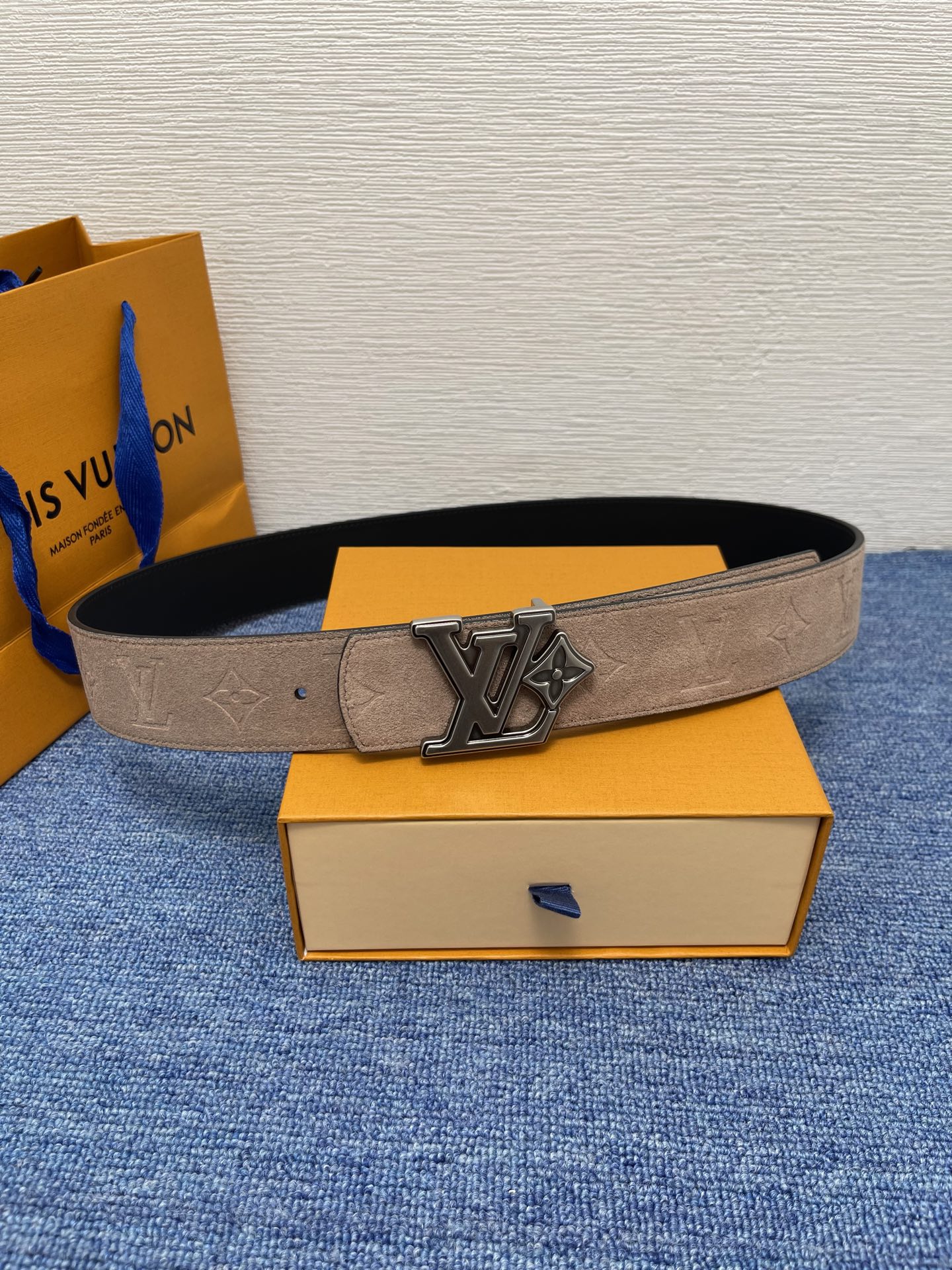 🔴 【品牌】LV  4．0cm 
🔴 【描述】这款饰有LV带扣的腰带配以水牛皮衬里，覆以Monogram