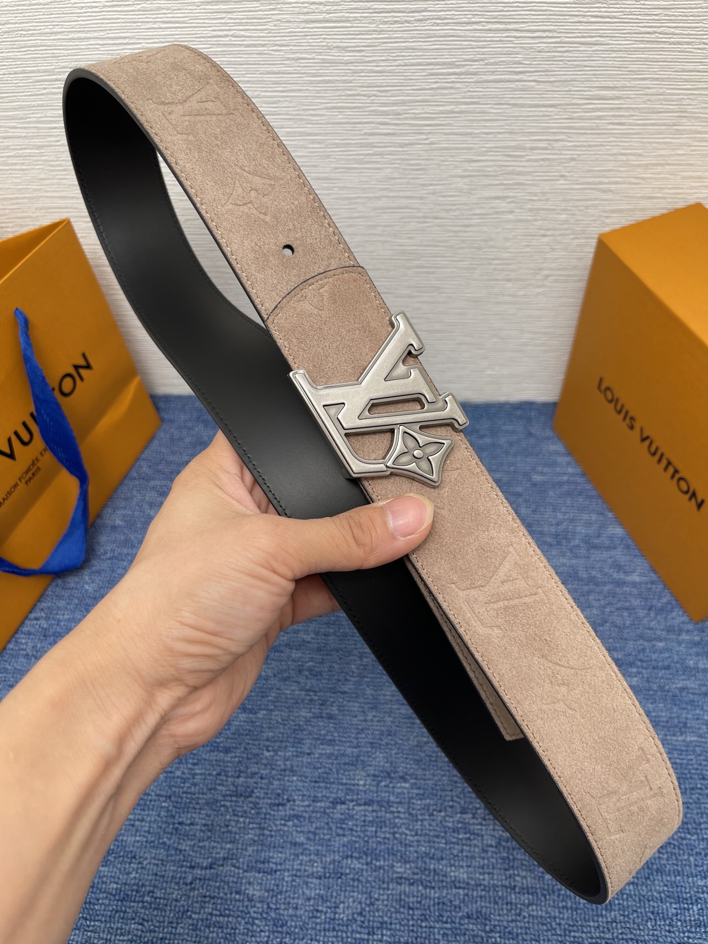🔴 【品牌】LV  4．0cm 
🔴 【描述】这款饰有LV带扣的腰带配以水牛皮衬里，覆以Monogram
