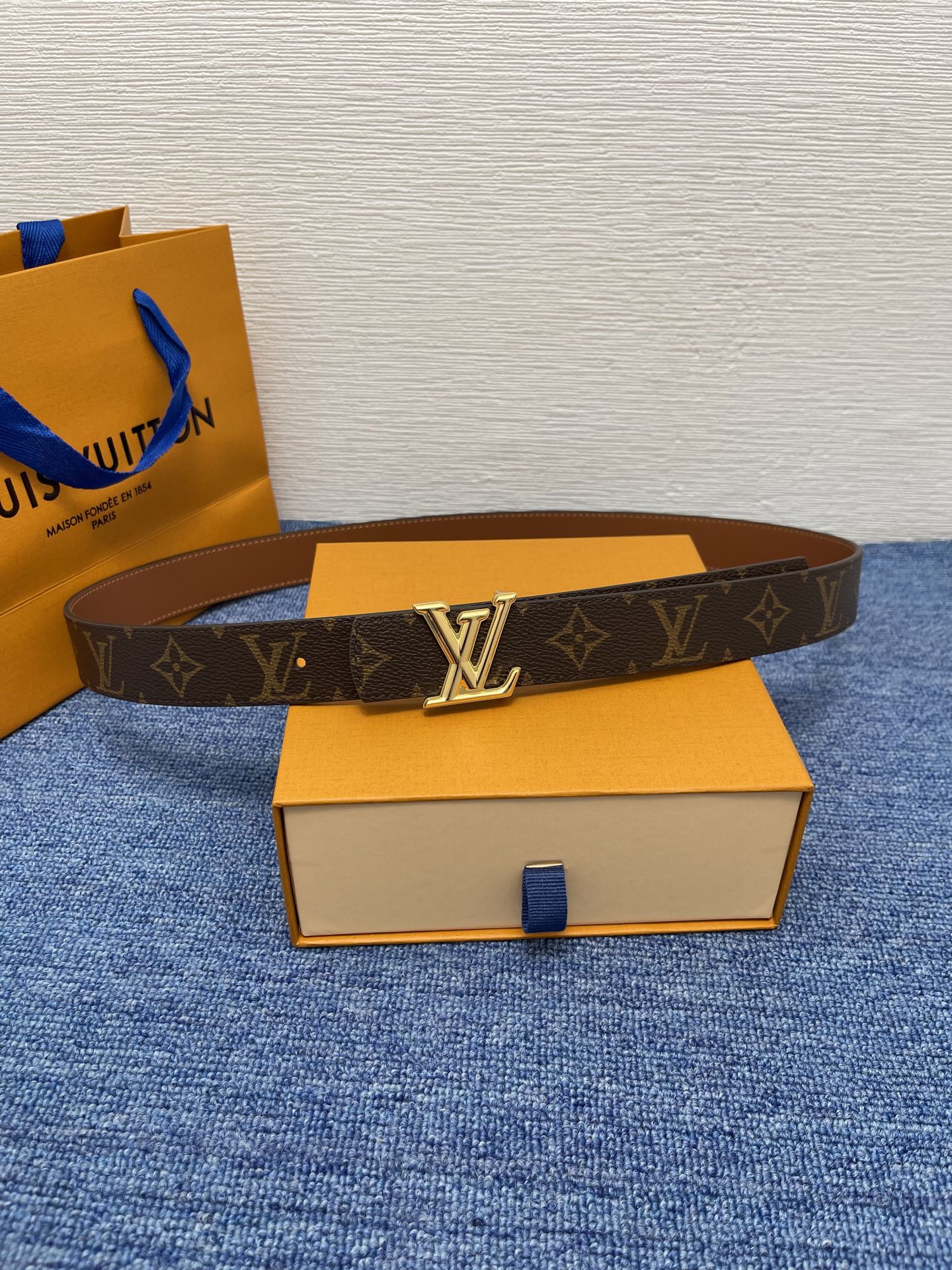 🔴 【品牌】LV  3．0cm 
🔴 【描述】这款饰有LV带扣的腰带配以水牛皮衬里，覆以Monogram