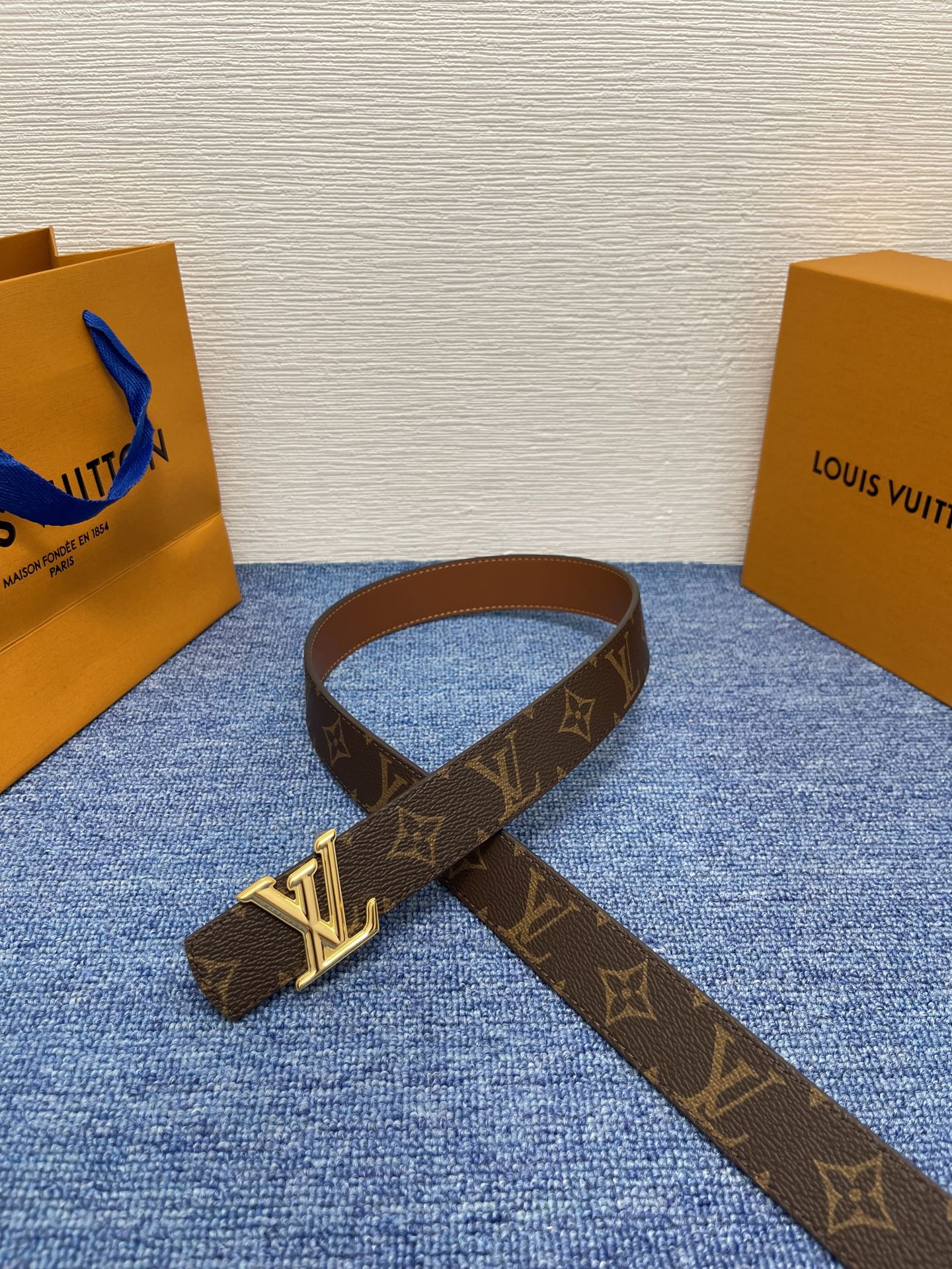🔴 【品牌】LV  3．0cm 
🔴 【描述】这款饰有LV带扣的腰带配以水牛皮衬里，覆以Monogram