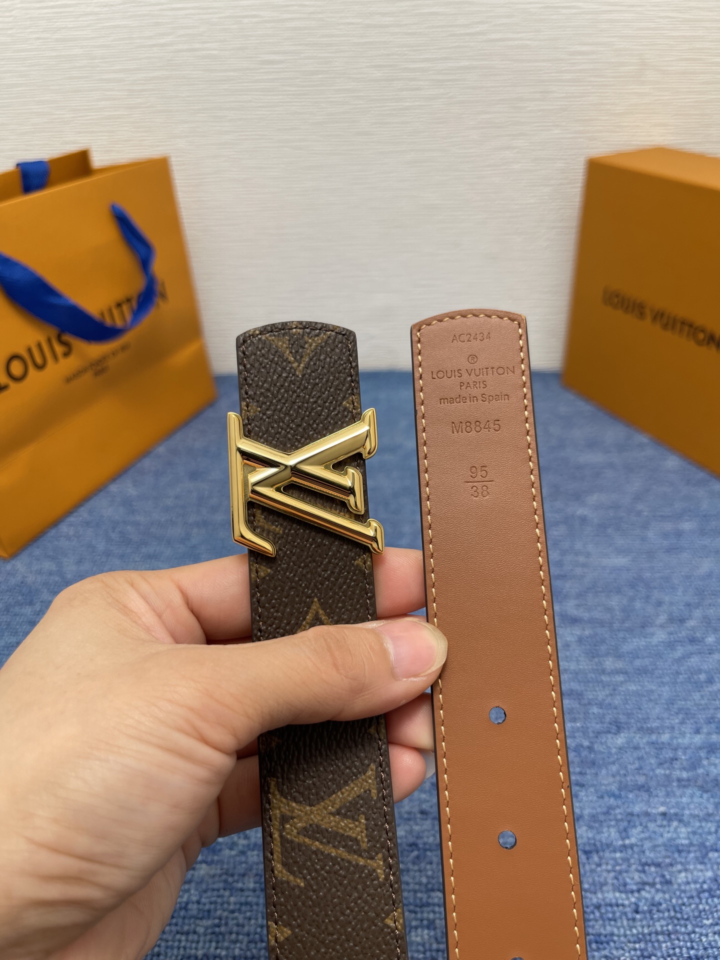 🔴 【品牌】LV  3．0cm 
🔴 【描述】这款饰有LV带扣的腰带配以水牛皮衬里，覆以Monogram
