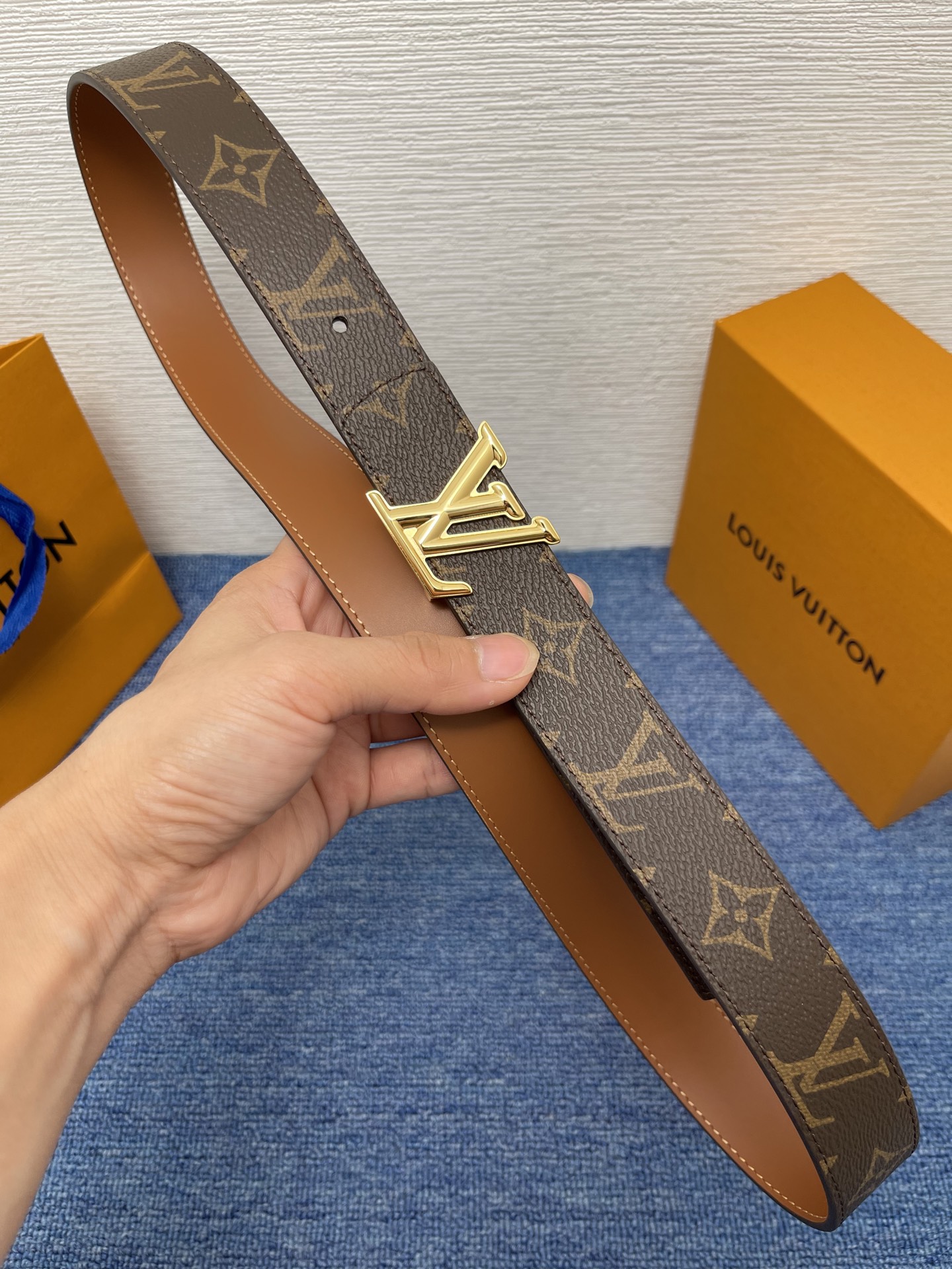 🔴 【品牌】LV  3．0cm 
🔴 【描述】这款饰有LV带扣的腰带配以水牛皮衬里，覆以Monogram