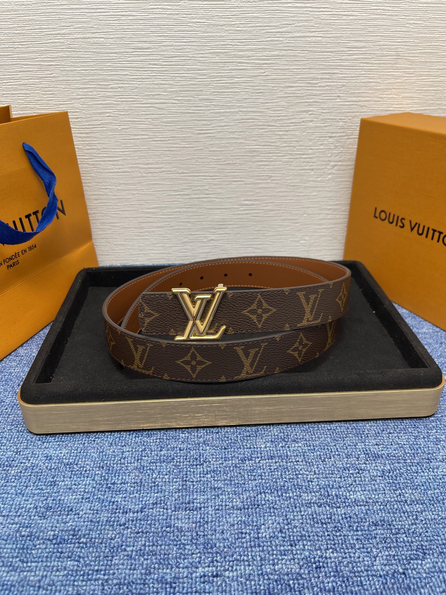 🔴 【品牌】LV  3．0cm 
🔴 【描述】这款饰有LV带扣的腰带配以水牛皮衬里，覆以Monogram