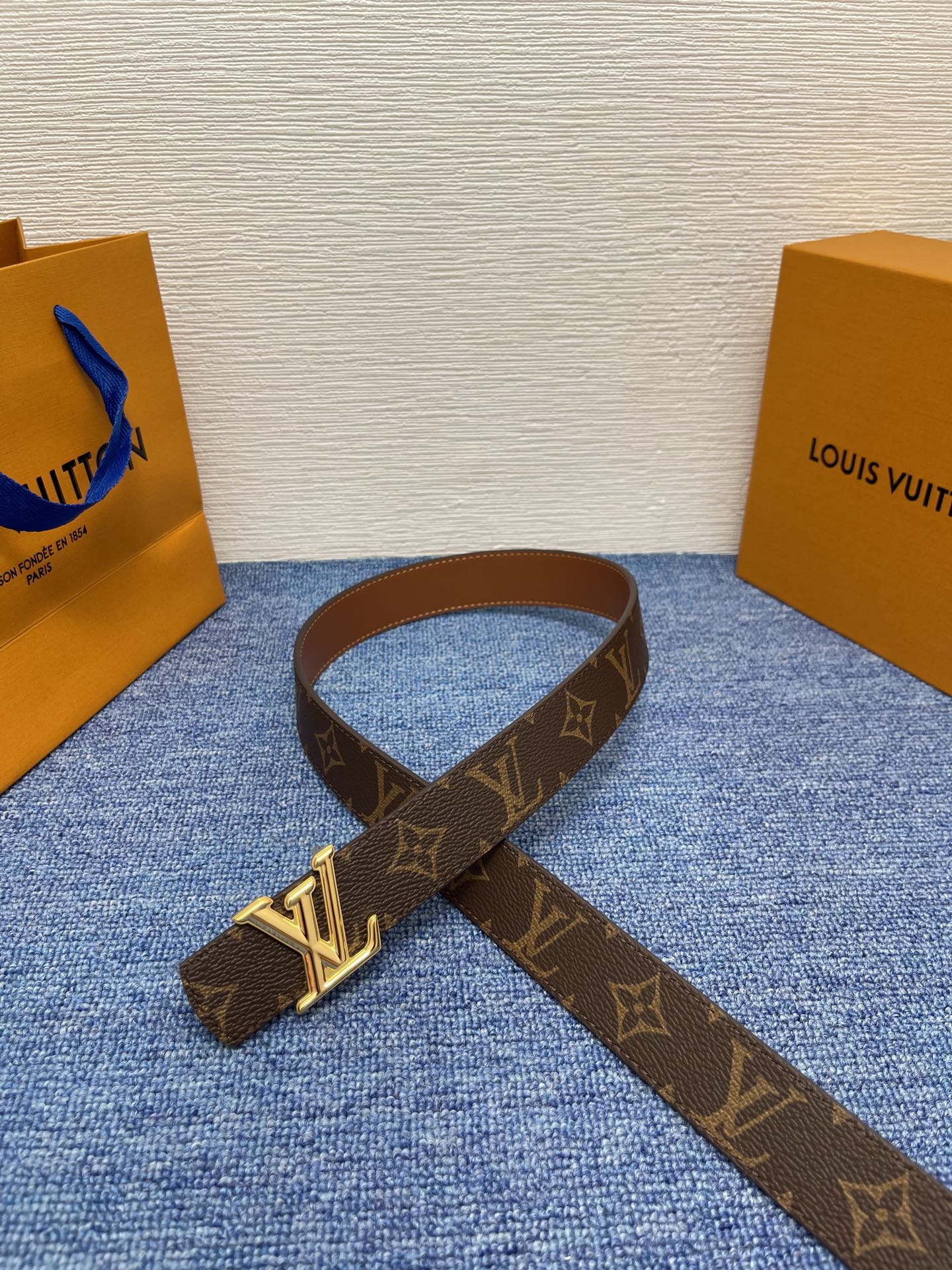 🔴 【品牌】LV  3．0cm 
🔴 【描述】这款饰有LV带扣的腰带配以水牛皮衬里，覆以Monogram