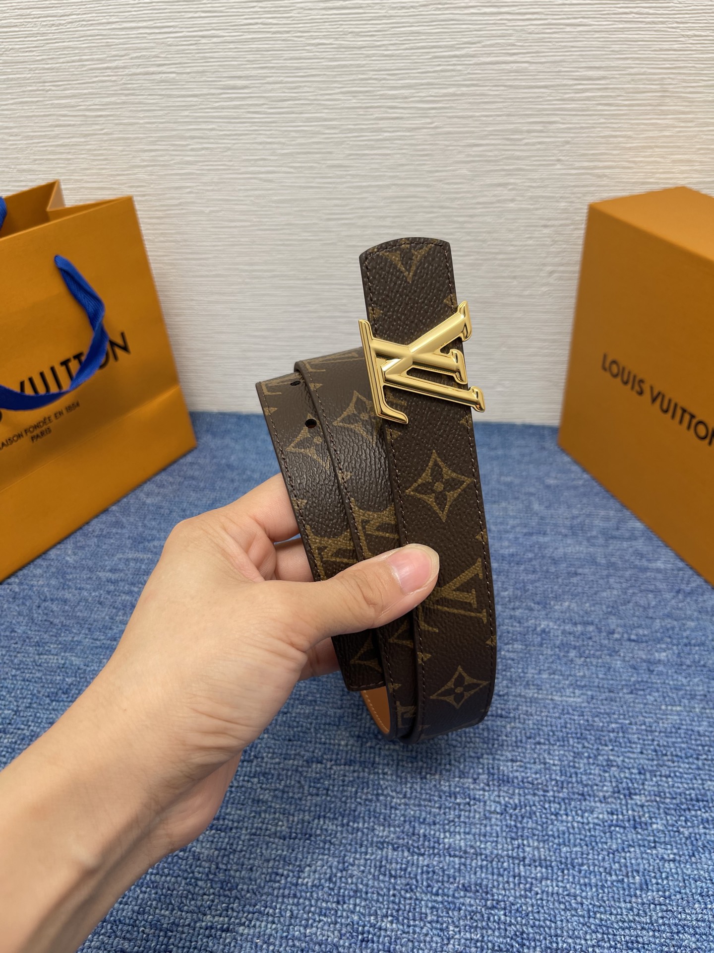 🔴 【品牌】LV  3．0cm 
🔴 【描述】这款饰有LV带扣的腰带配以水牛皮衬里，覆以Monogram