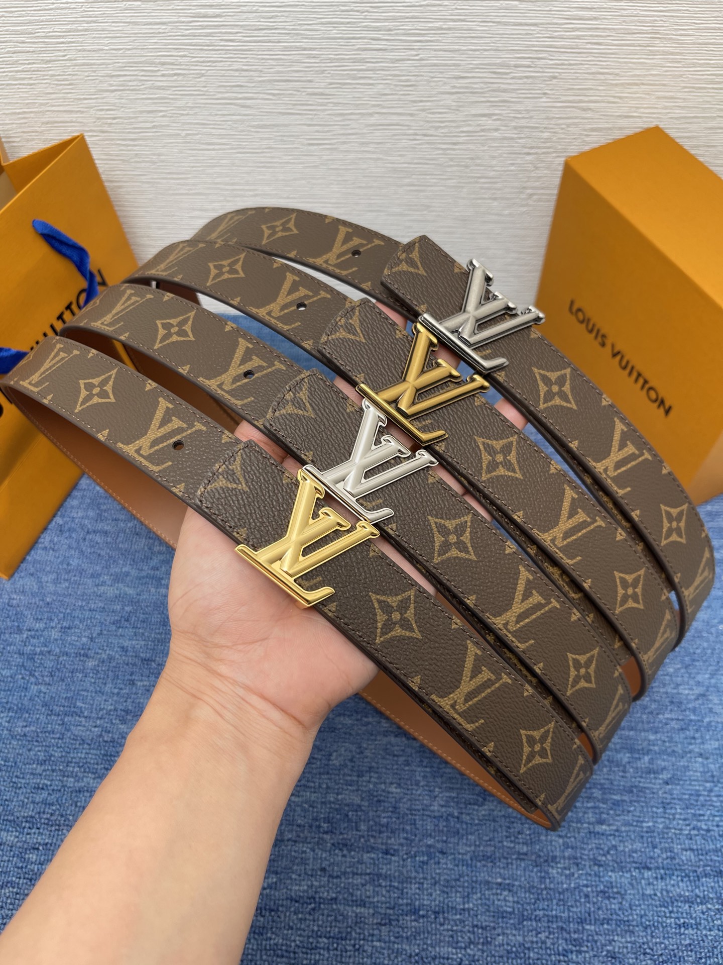 🔴 【品牌】LV  3．0cm 
🔴 【描述】这款饰有LV带扣的腰带配以水牛皮衬里，覆以Monogram