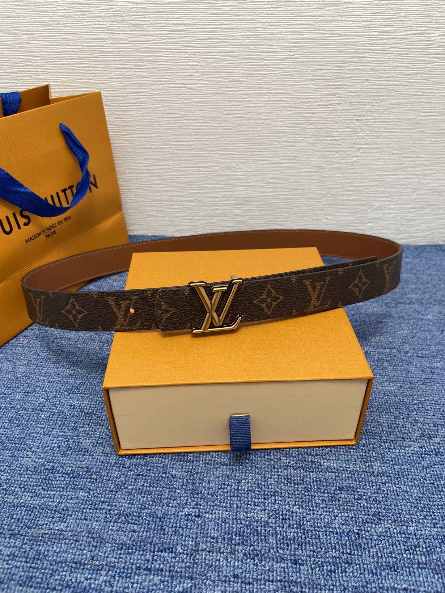 🔴 【品牌】LV  3．0cm 
🔴 【描述】这款饰有LV带扣的腰带配以水牛皮衬里，覆以Monogram