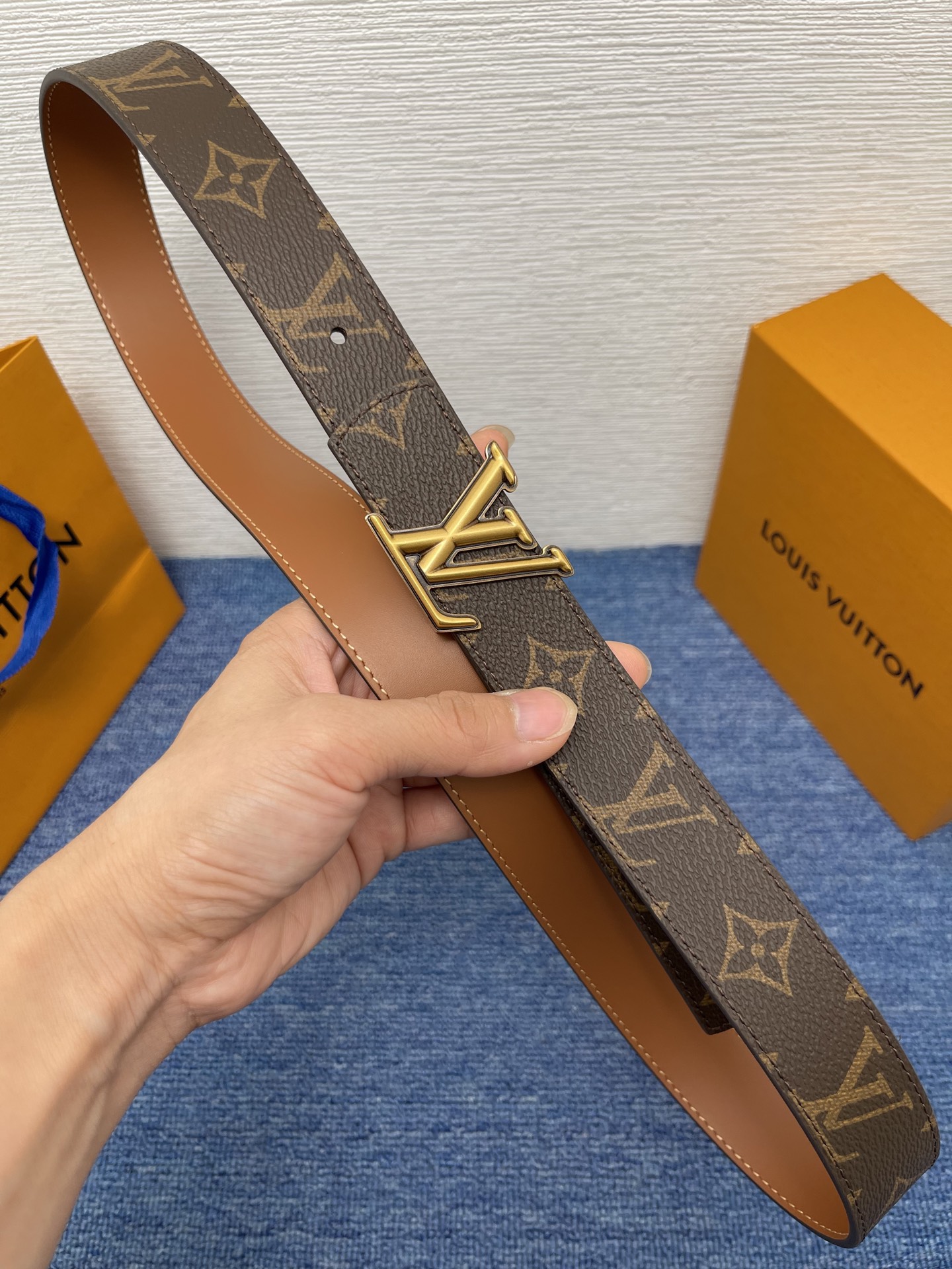 🔴 【品牌】LV  3．0cm 
🔴 【描述】这款饰有LV带扣的腰带配以水牛皮衬里，覆以Monogram