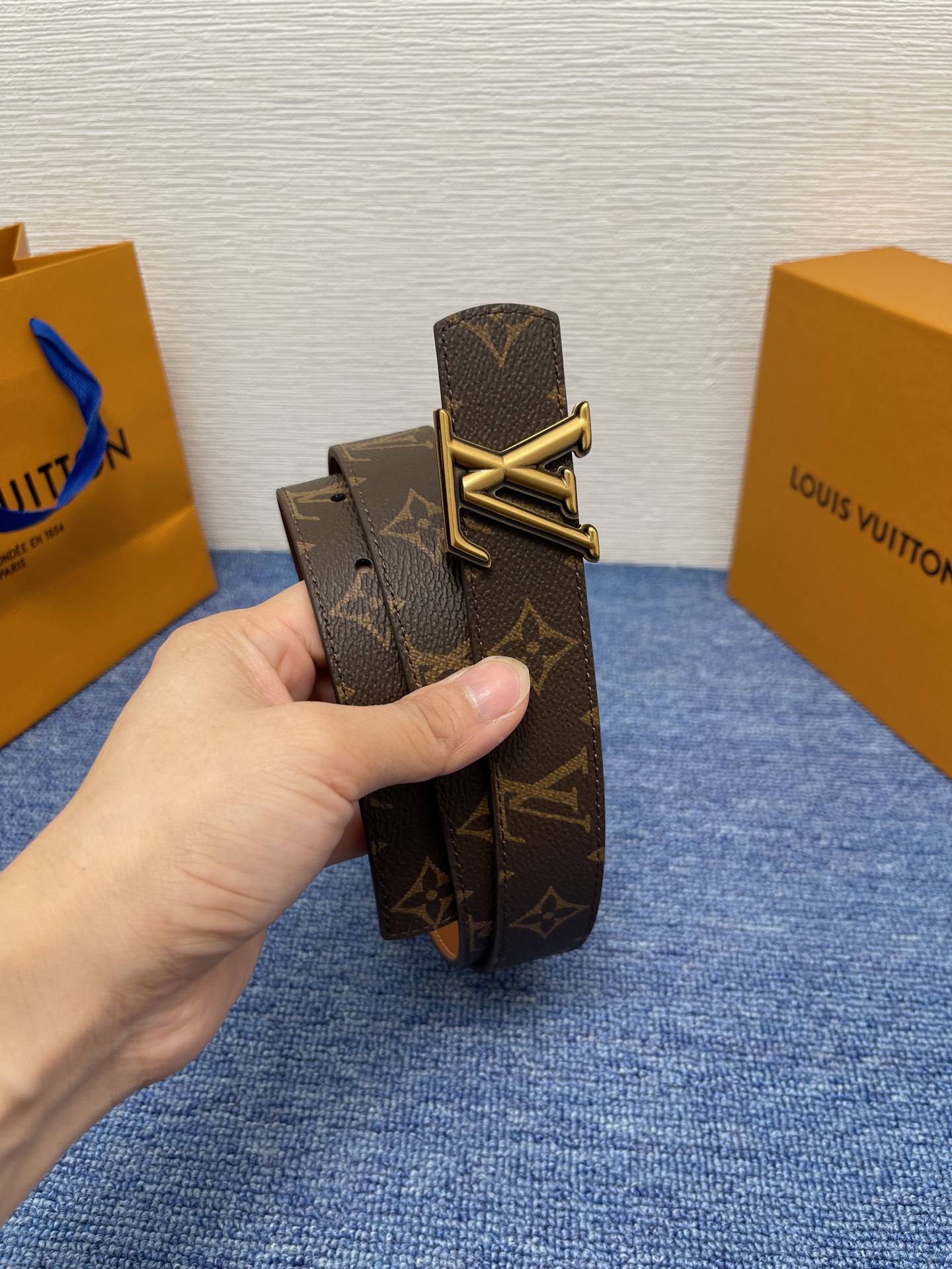 🔴 【品牌】LV  3．0cm 
🔴 【描述】这款饰有LV带扣的腰带配以水牛皮衬里，覆以Monogram