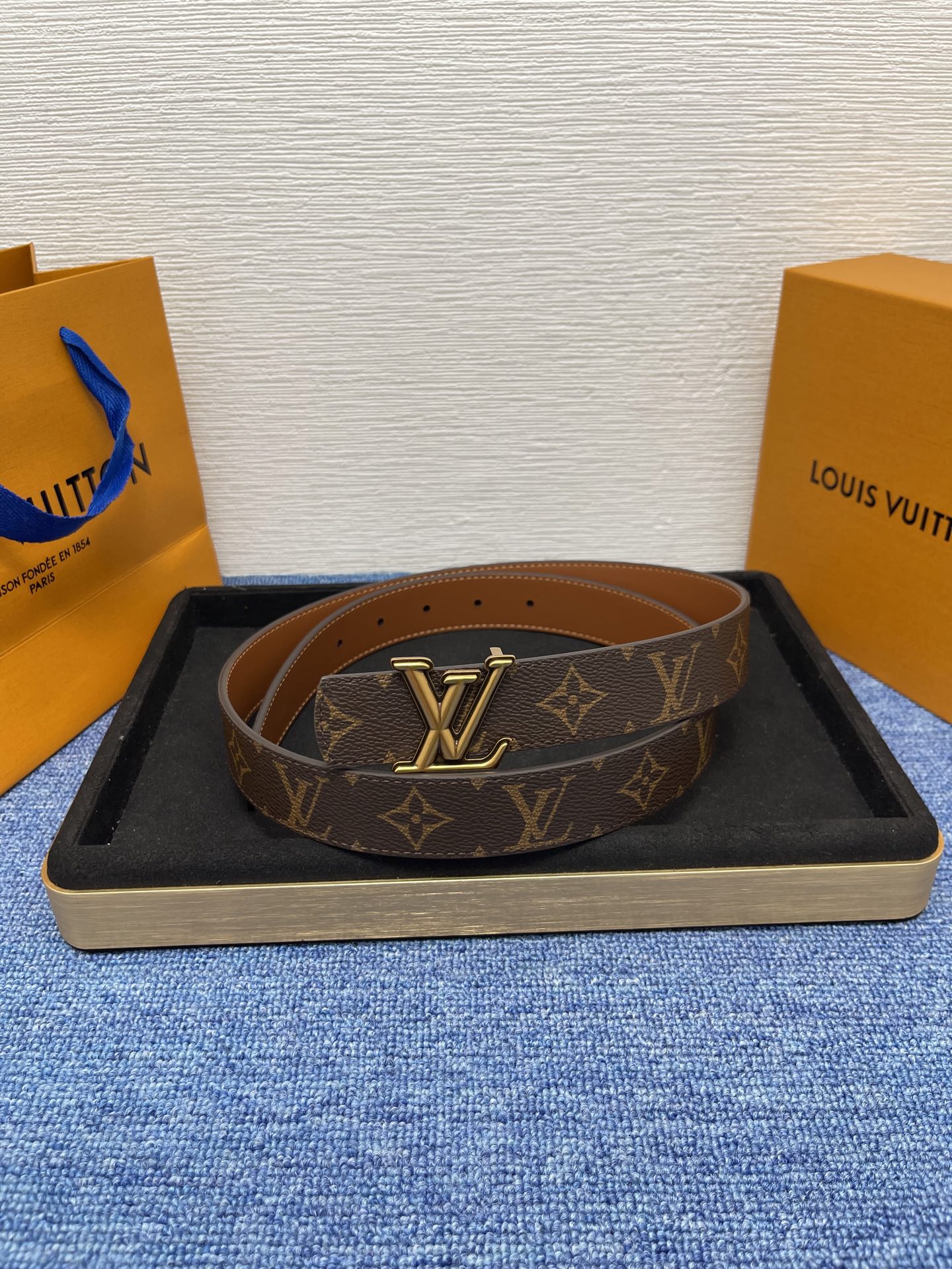 🔴 【品牌】LV  3．0cm 
🔴 【描述】这款饰有LV带扣的腰带配以水牛皮衬里，覆以Monogram
