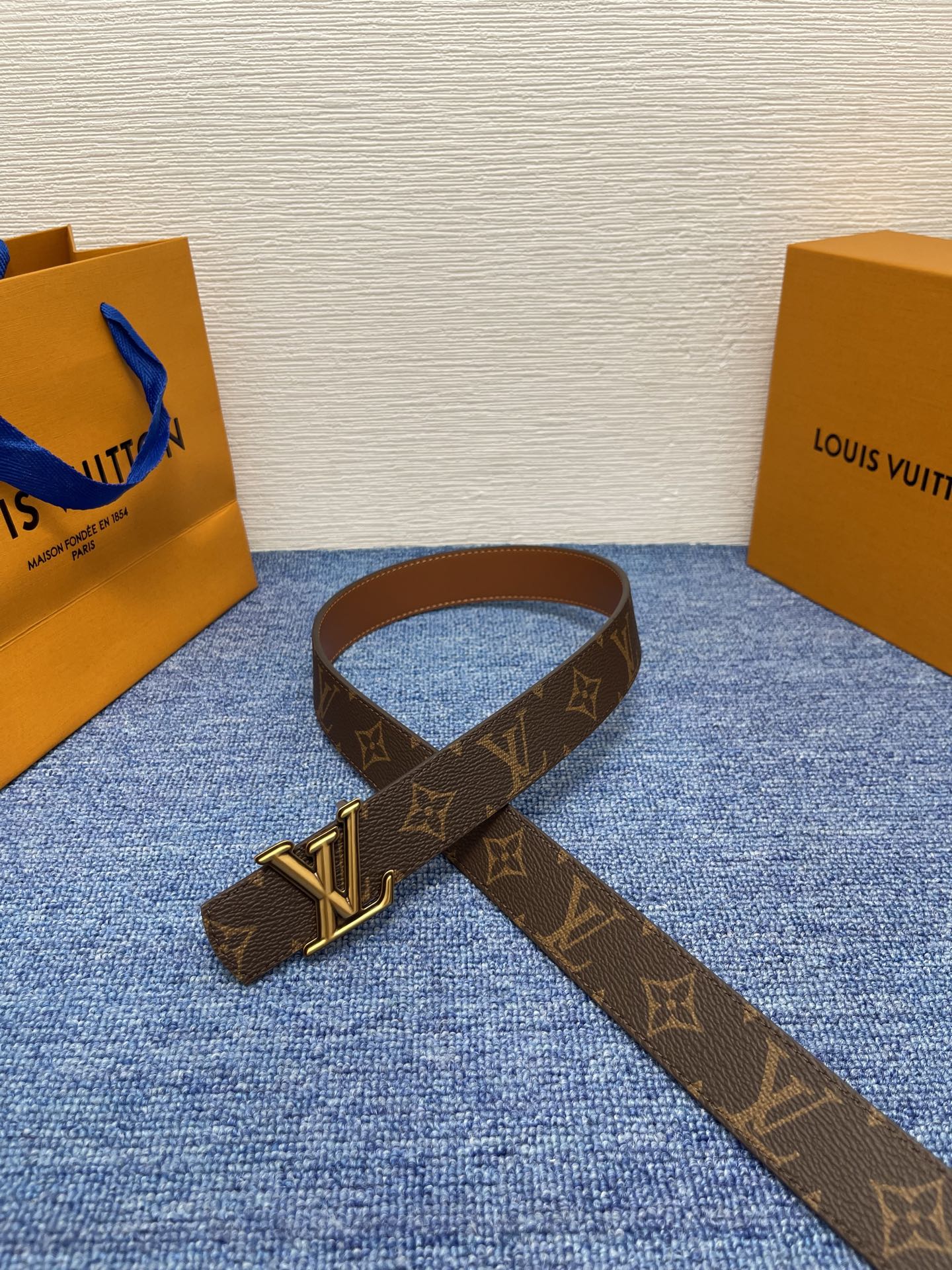 🔴 【品牌】LV  3．0cm 
🔴 【描述】这款饰有LV带扣的腰带配以水牛皮衬里，覆以Monogram