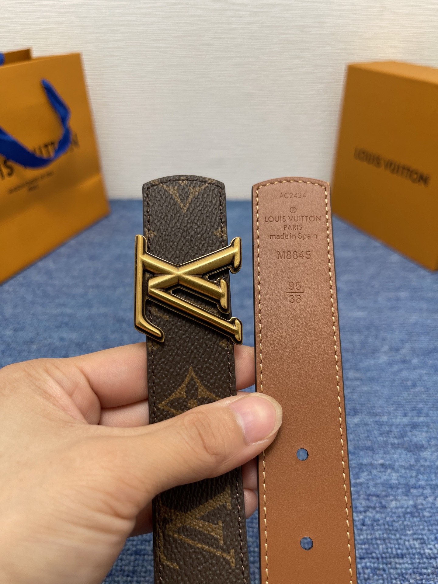 🔴 【品牌】LV  3．0cm 
🔴 【描述】这款饰有LV带扣的腰带配以水牛皮衬里，覆以Monogram