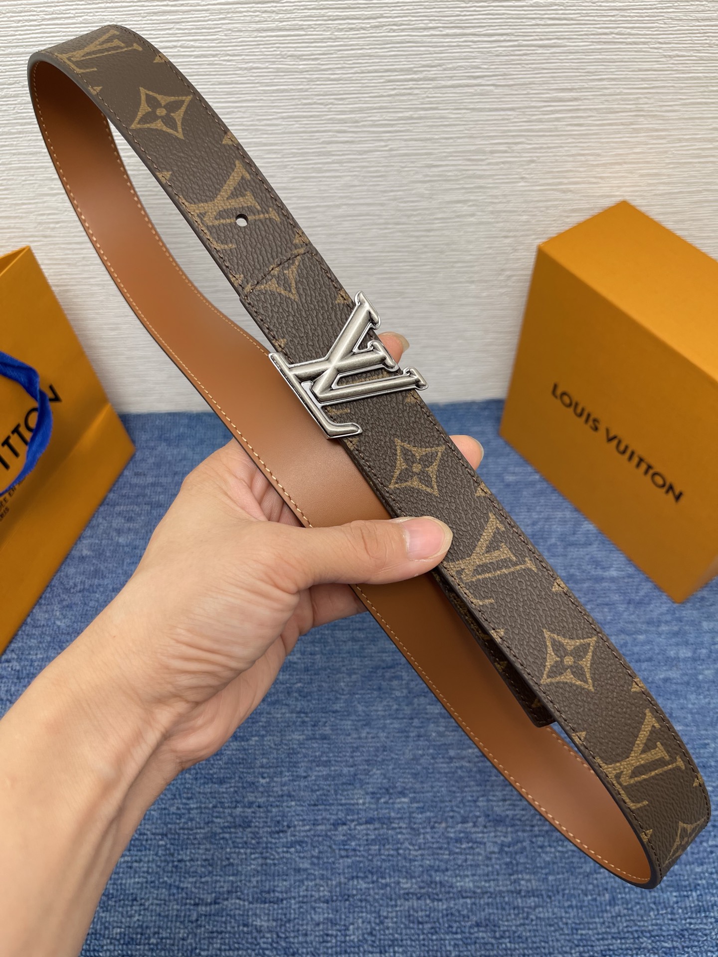 🔴 【品牌】LV  3．0cm 
🔴 【描述】这款饰有LV带扣的腰带配以水牛皮衬里，覆以Monogram