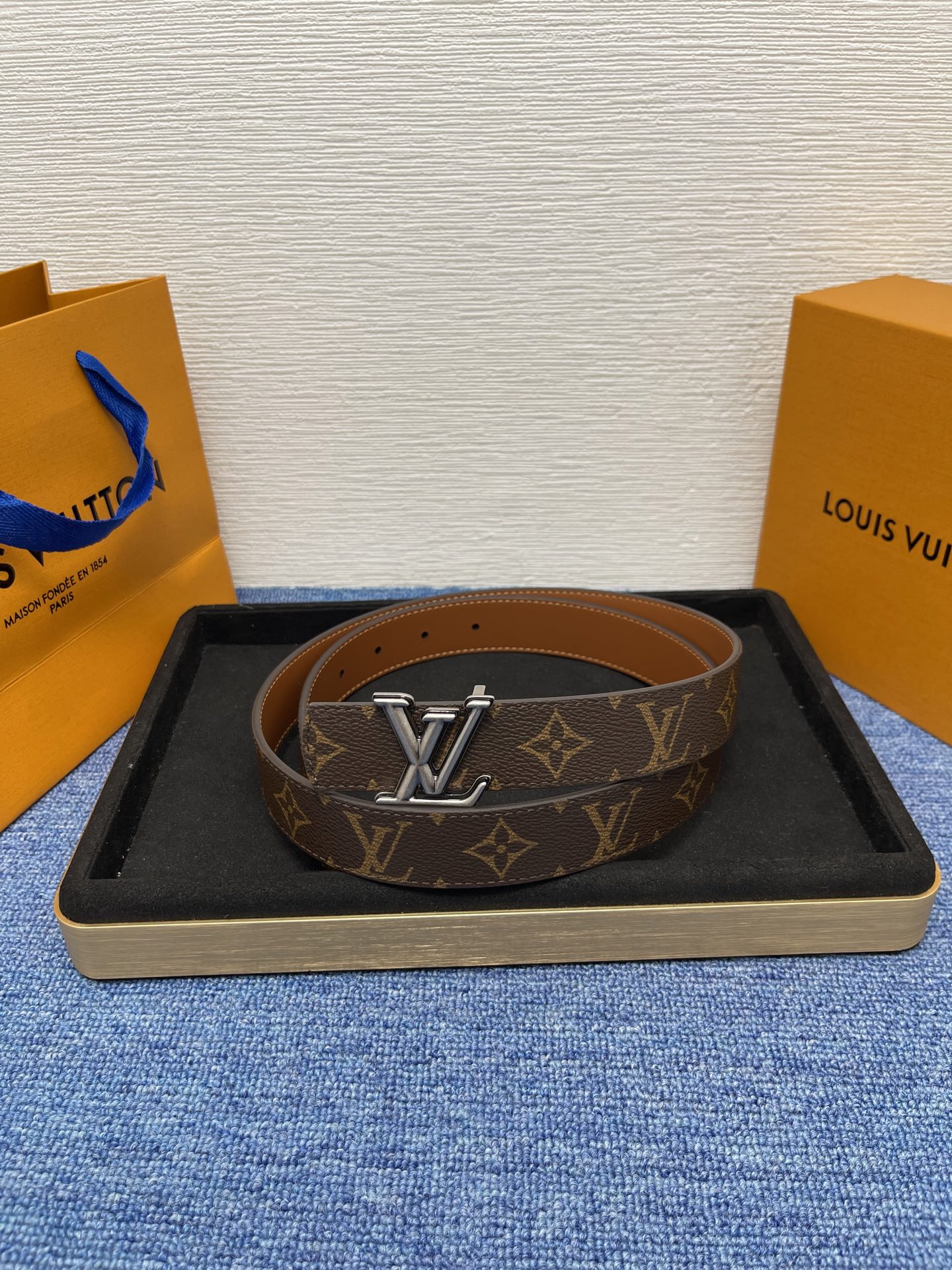 🔴 【品牌】LV  3．0cm 
🔴 【描述】这款饰有LV带扣的腰带配以水牛皮衬里，覆以Monogram