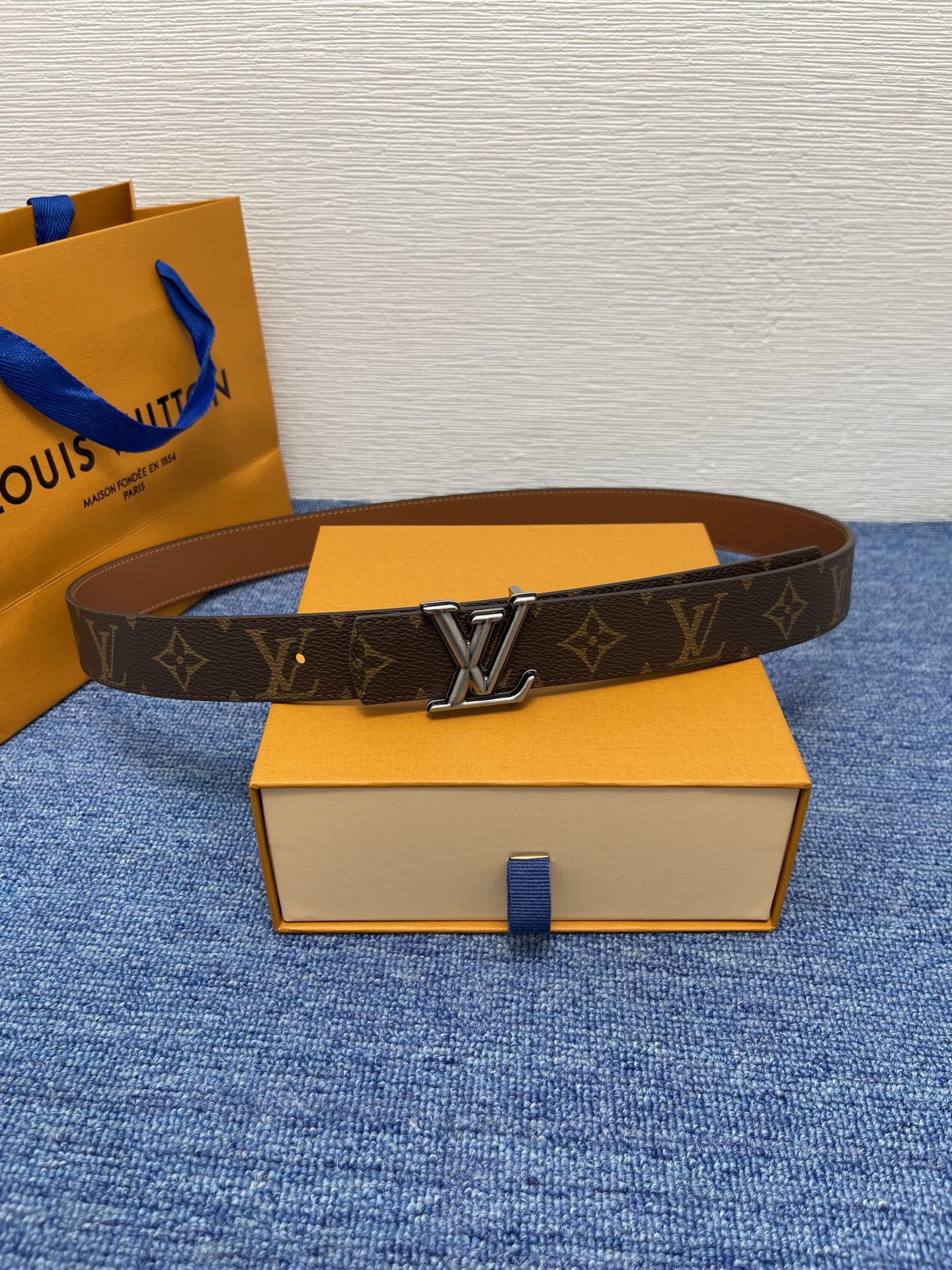 🔴 【品牌】LV  3．0cm 
🔴 【描述】这款饰有LV带扣的腰带配以水牛皮衬里，覆以Monogram