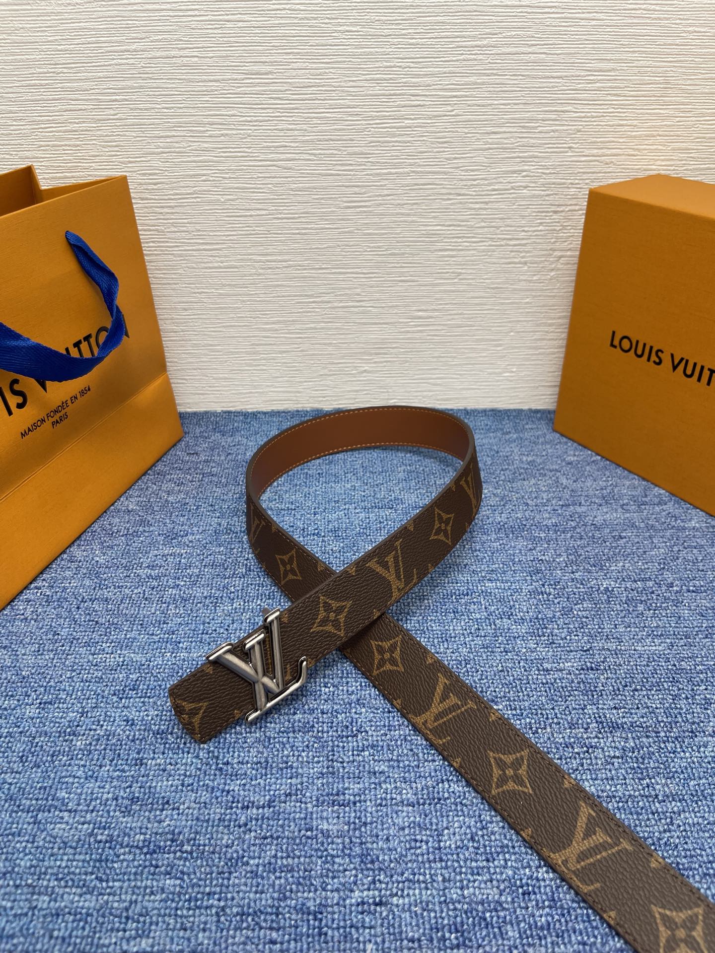 🔴 【品牌】LV  3．0cm 
🔴 【描述】这款饰有LV带扣的腰带配以水牛皮衬里，覆以Monogram