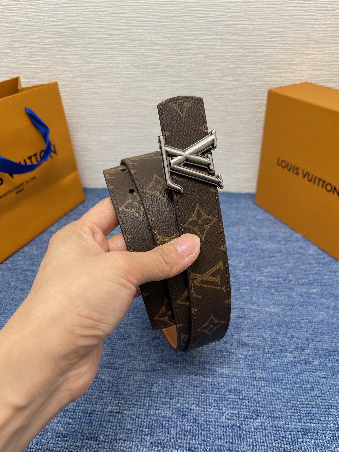 🔴 【品牌】LV  3．0cm 
🔴 【描述】这款饰有LV带扣的腰带配以水牛皮衬里，覆以Monogram