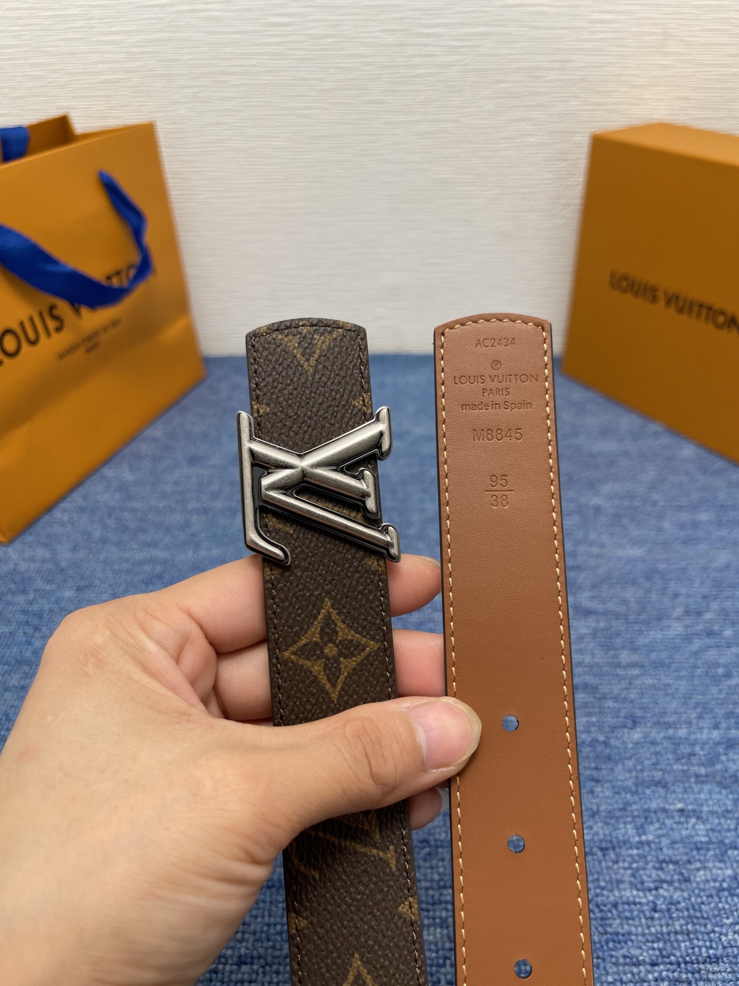 🔴 【品牌】LV  3．0cm 
🔴 【描述】这款饰有LV带扣的腰带配以水牛皮衬里，覆以Monogram