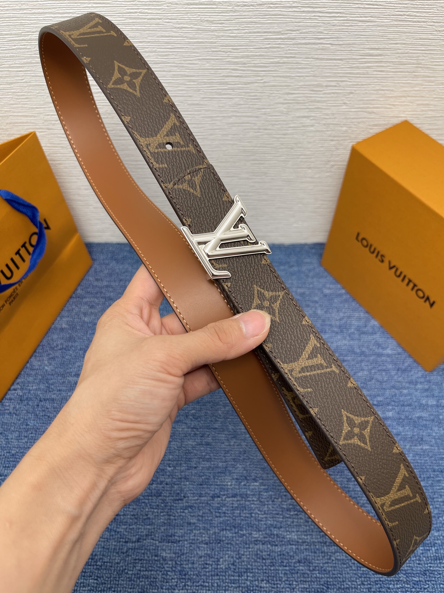🔴 【品牌】LV  3．0cm 
🔴 【描述】这款饰有LV带扣的腰带配以水牛皮衬里，覆以Monogram