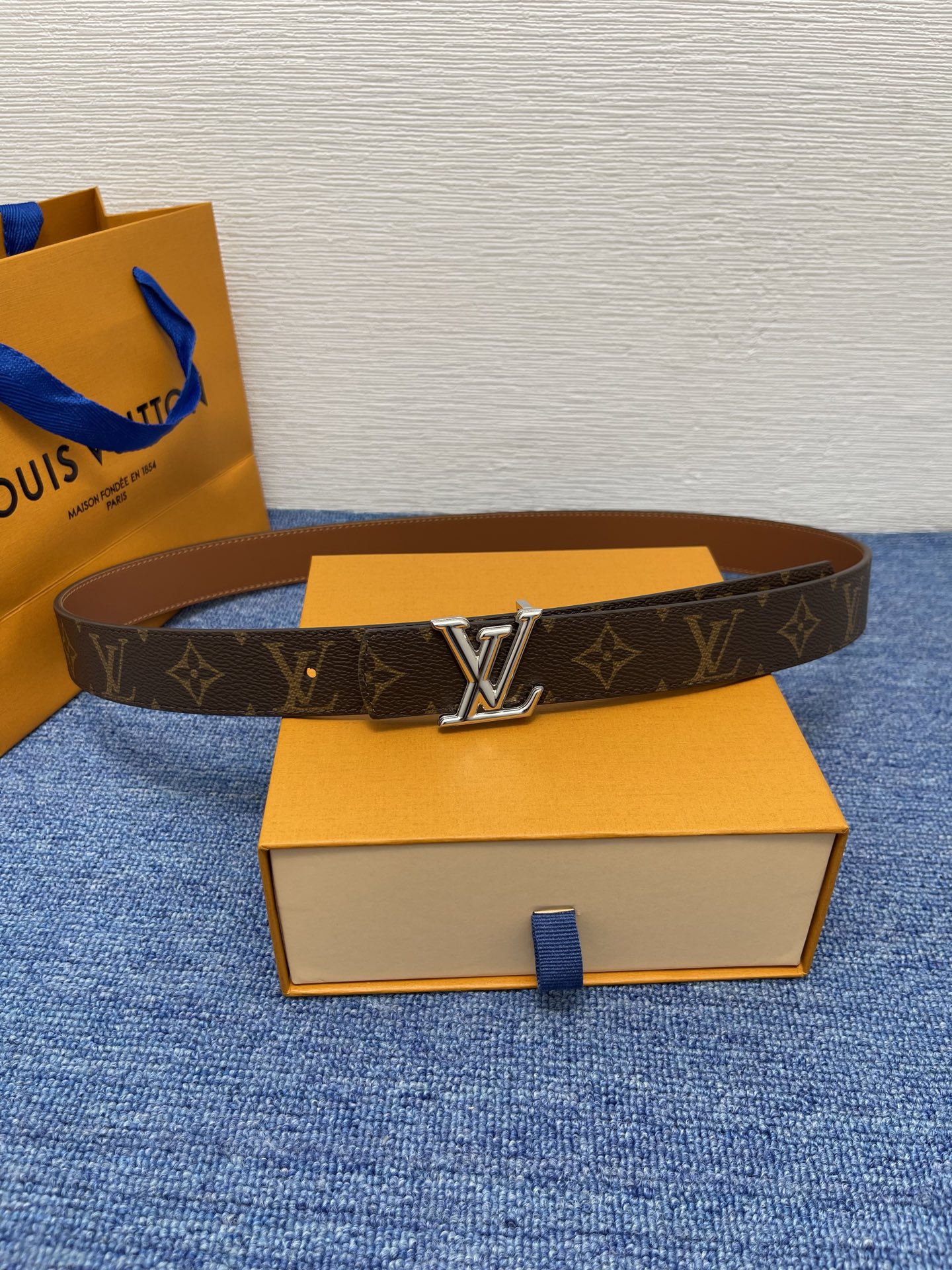 🔴 【品牌】LV  3．0cm 
🔴 【描述】这款饰有LV带扣的腰带配以水牛皮衬里，覆以Monogram