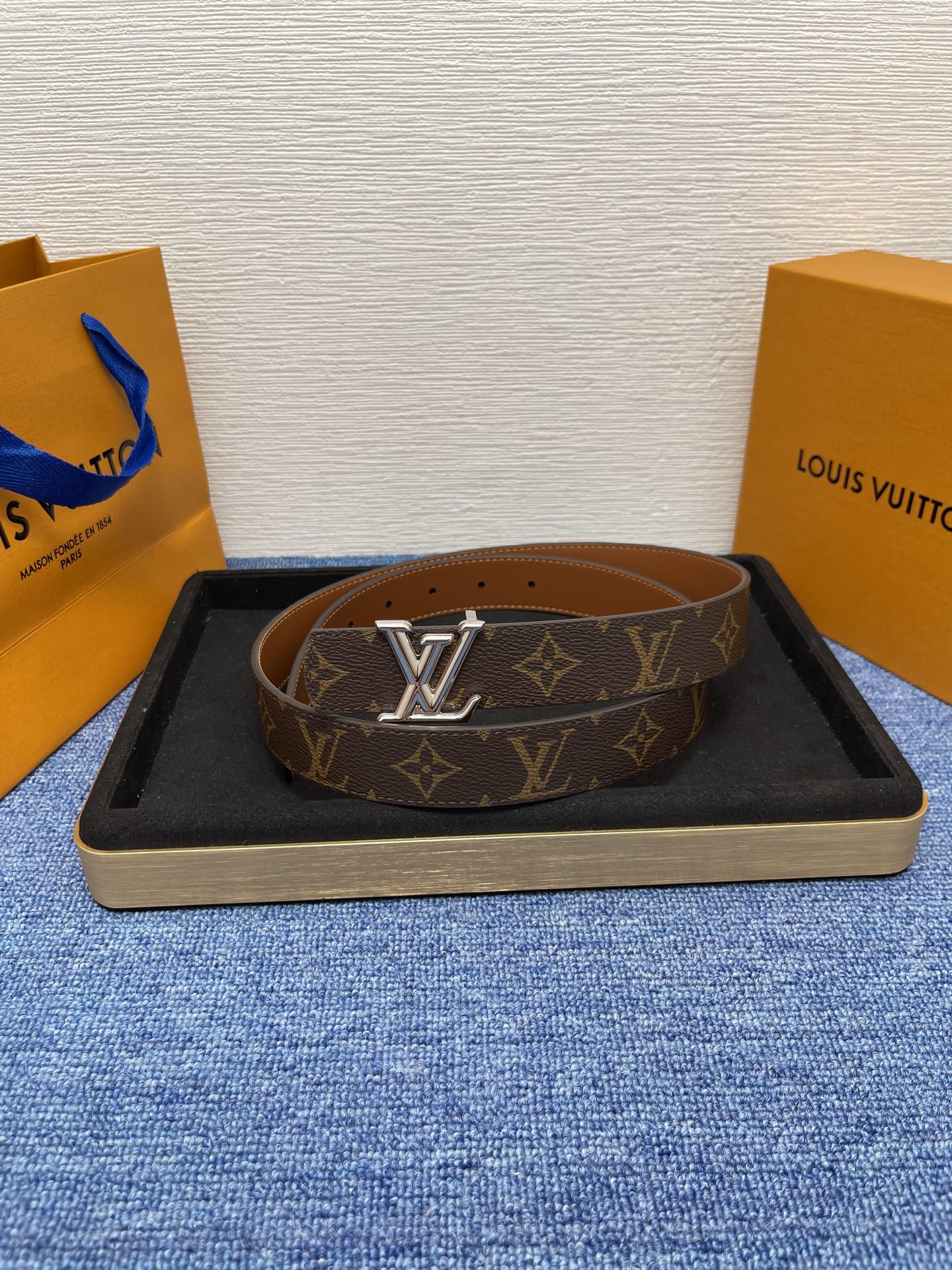 🔴 【品牌】LV  3．0cm 
🔴 【描述】这款饰有LV带扣的腰带配以水牛皮衬里，覆以Monogram