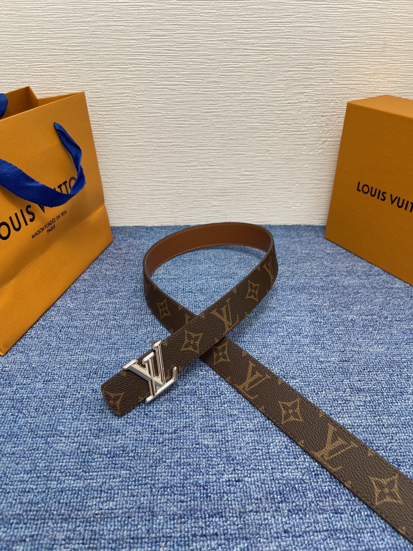 🔴 【品牌】LV  3．0cm 
🔴 【描述】这款饰有LV带扣的腰带配以水牛皮衬里，覆以Monogram