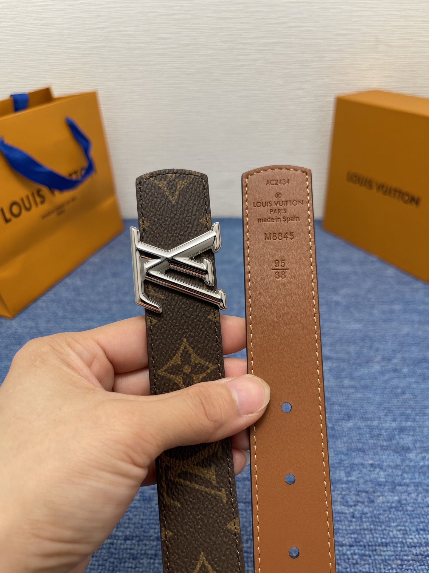 🔴 【品牌】LV  3．0cm 
🔴 【描述】这款饰有LV带扣的腰带配以水牛皮衬里，覆以Monogram