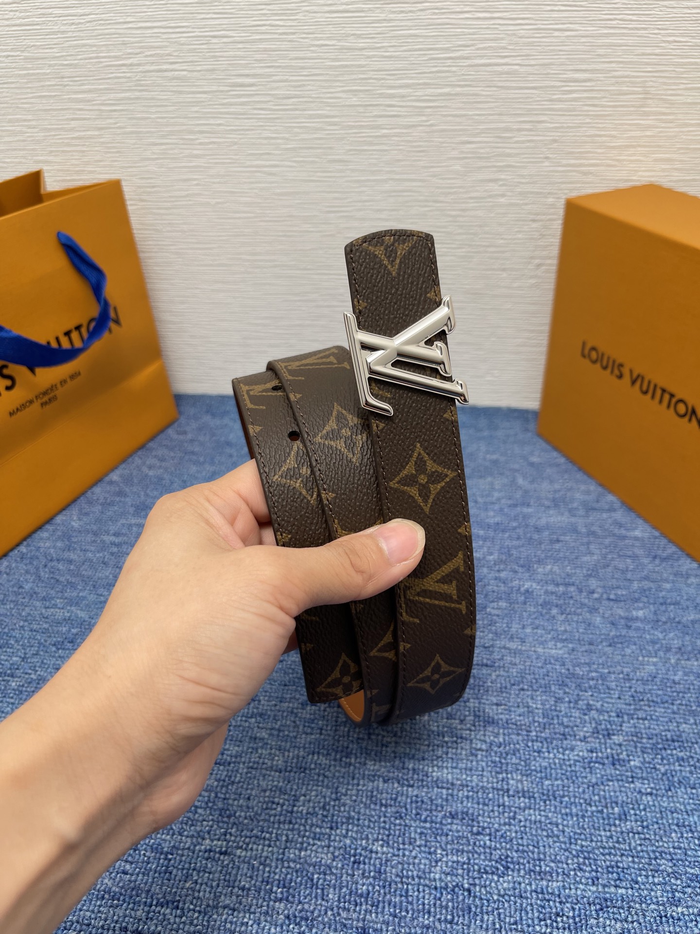 🔴 【品牌】LV  3．0cm 
🔴 【描述】这款饰有LV带扣的腰带配以水牛皮衬里，覆以Monogram