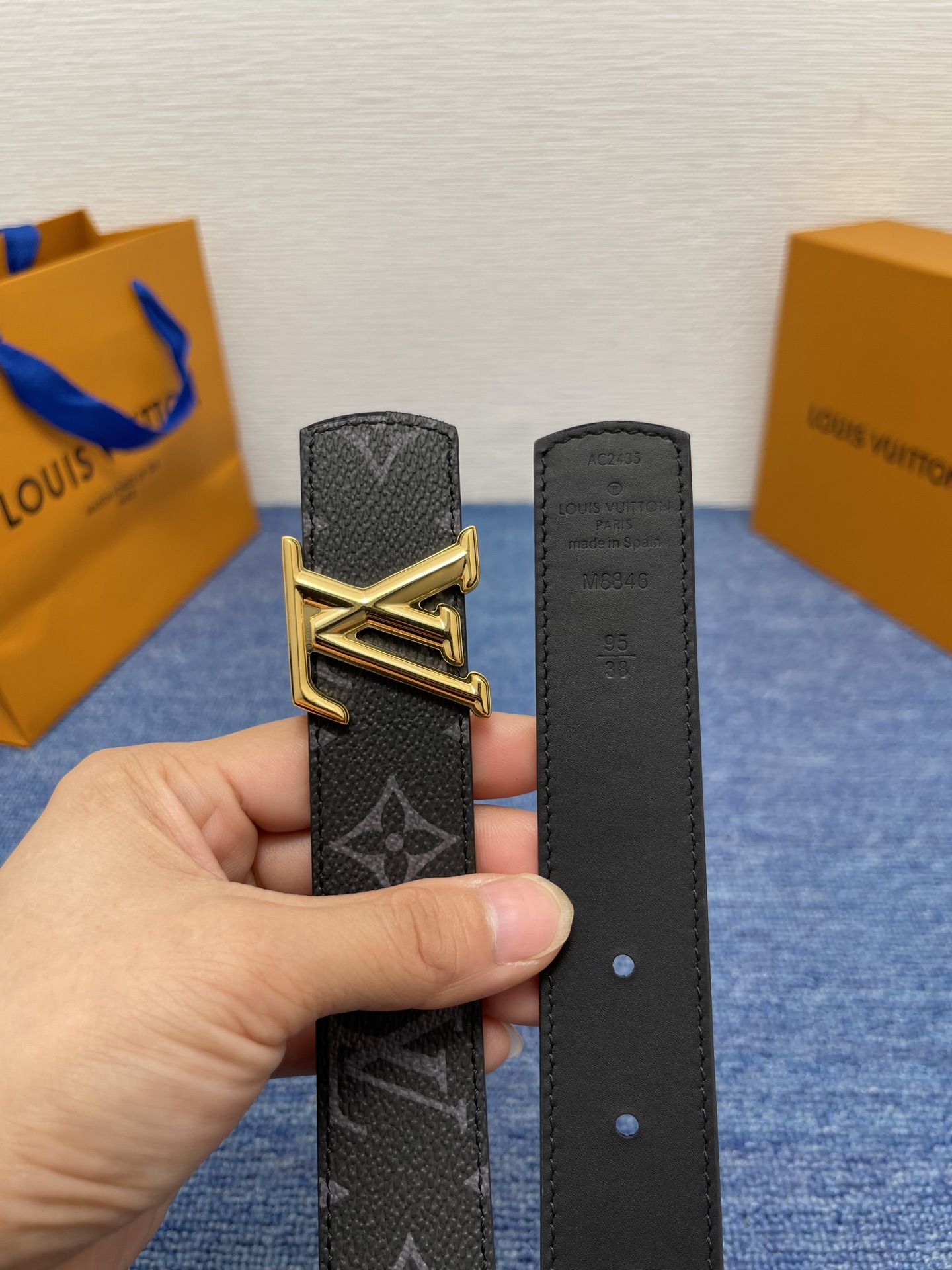 🔴 【品牌】LV  3．0cm 
🔴 【描述】这款饰有LV带扣的腰带配以水牛皮衬里，覆以Monogram