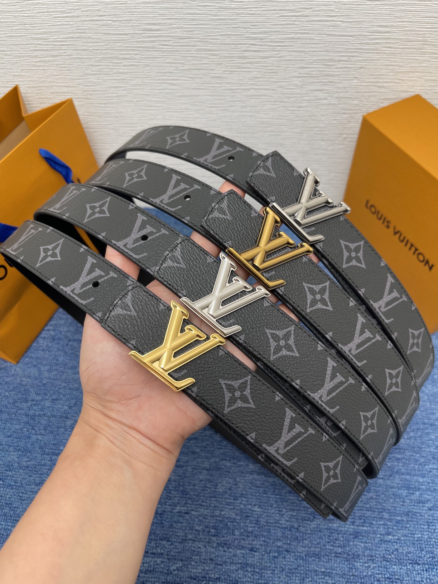 🔴 【品牌】LV  3．0cm 
🔴 【描述】这款饰有LV带扣的腰带配以水牛皮衬里，覆以Monogram