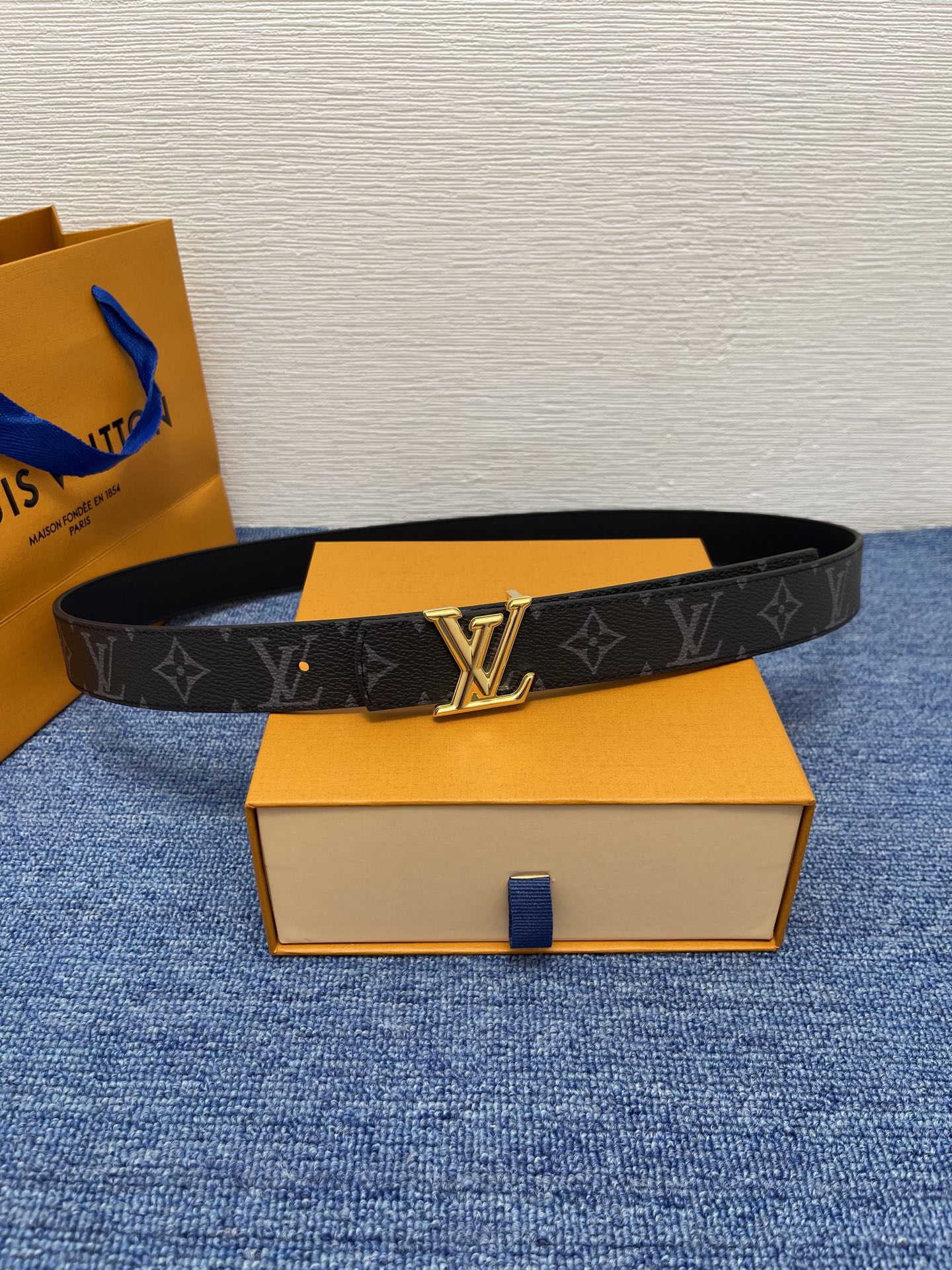 🔴 【品牌】LV  3．0cm 
🔴 【描述】这款饰有LV带扣的腰带配以水牛皮衬里，覆以Monogram
