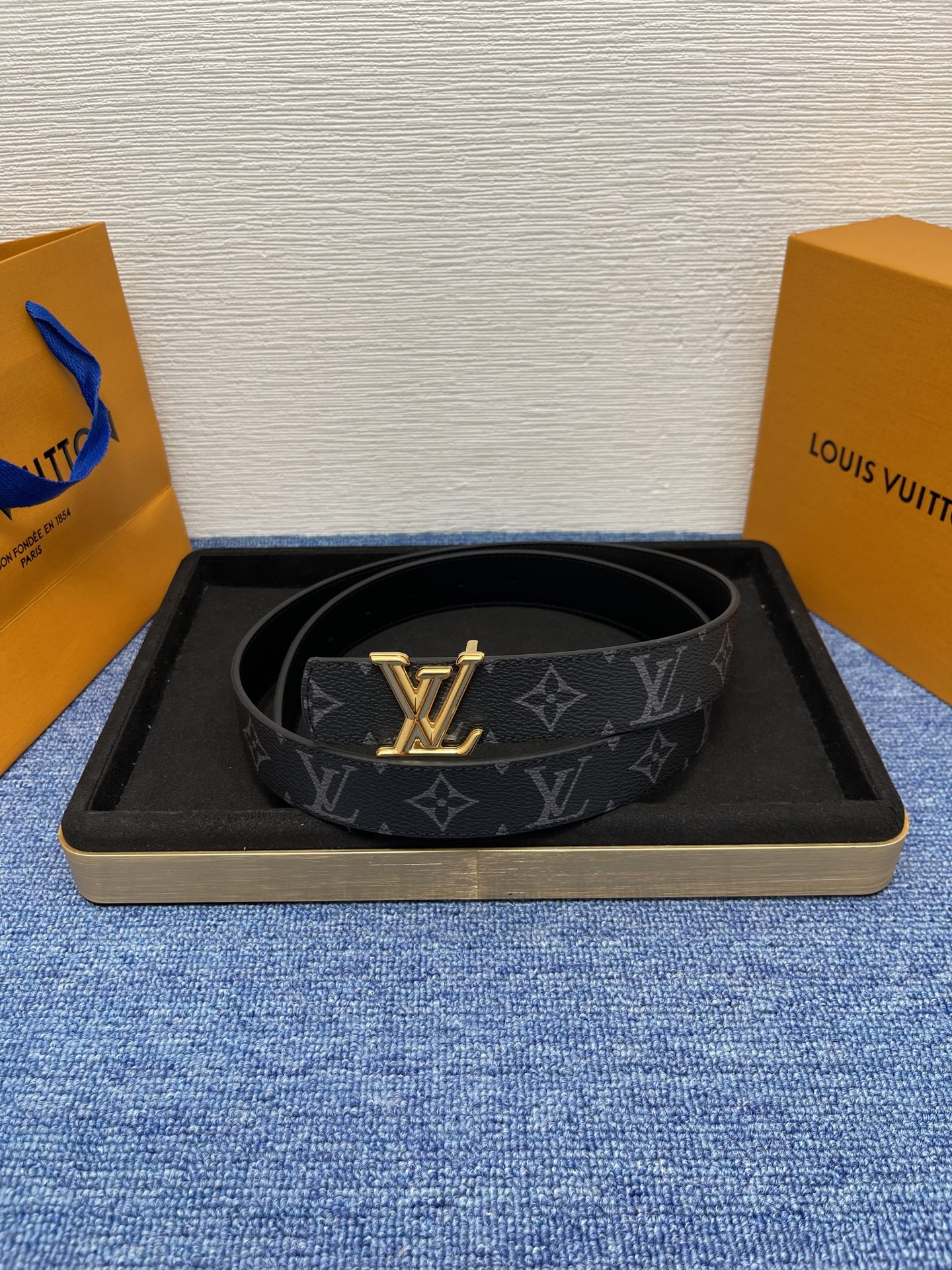 🔴 【品牌】LV  3．0cm 
🔴 【描述】这款饰有LV带扣的腰带配以水牛皮衬里，覆以Monogram