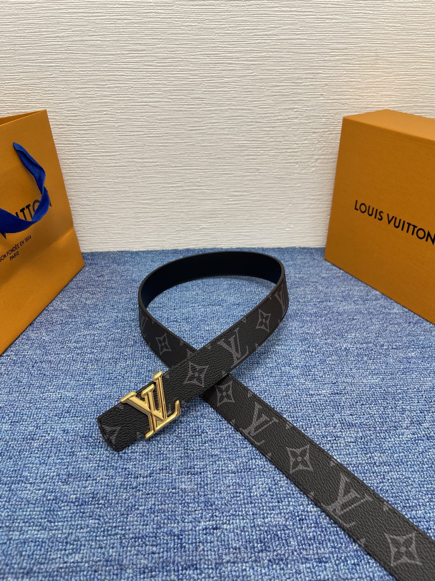 🔴 【品牌】LV  3．0cm 
🔴 【描述】这款饰有LV带扣的腰带配以水牛皮衬里，覆以Monogram