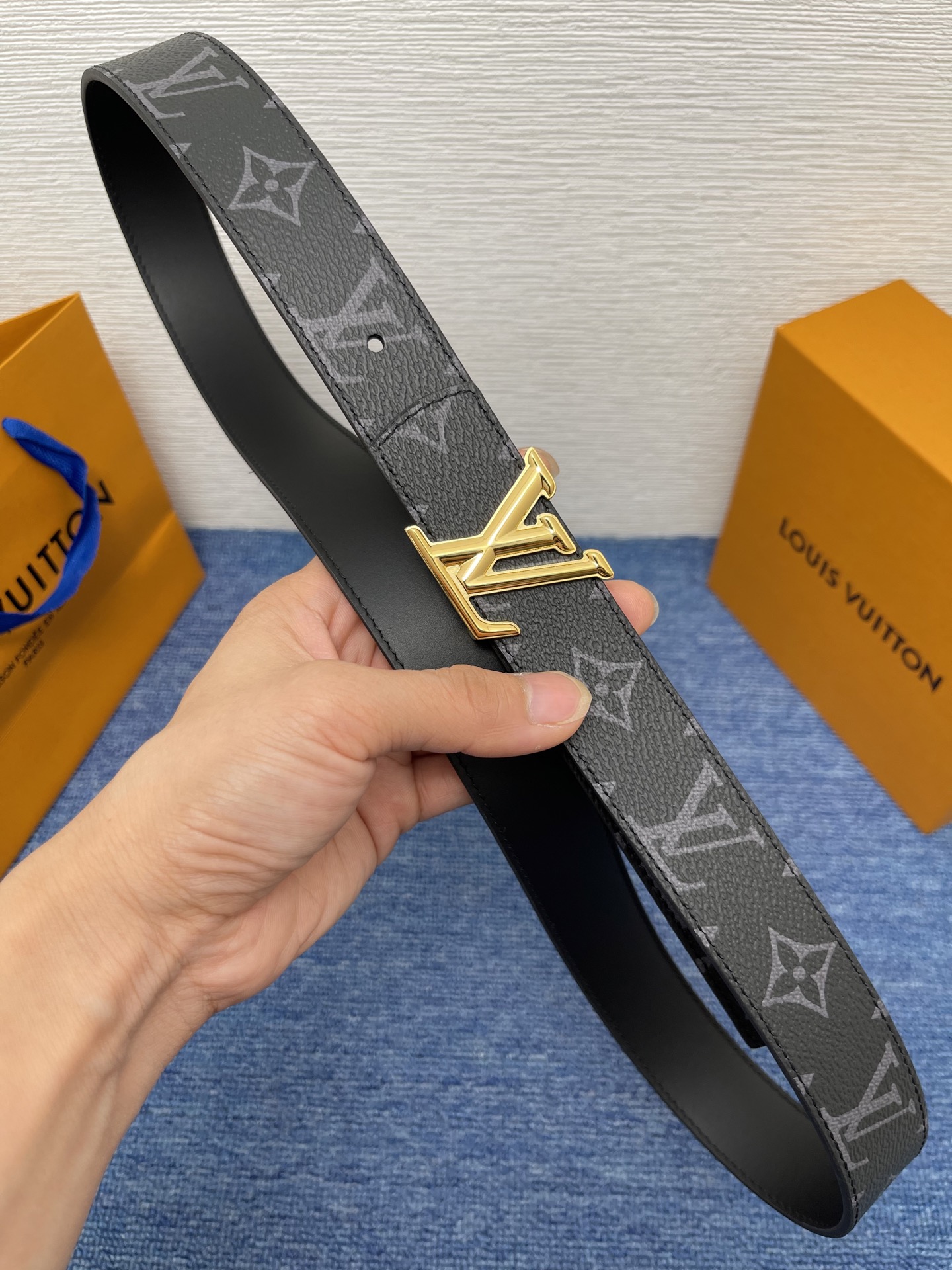 🔴 【品牌】LV  3．0cm 
🔴 【描述】这款饰有LV带扣的腰带配以水牛皮衬里，覆以Monogram