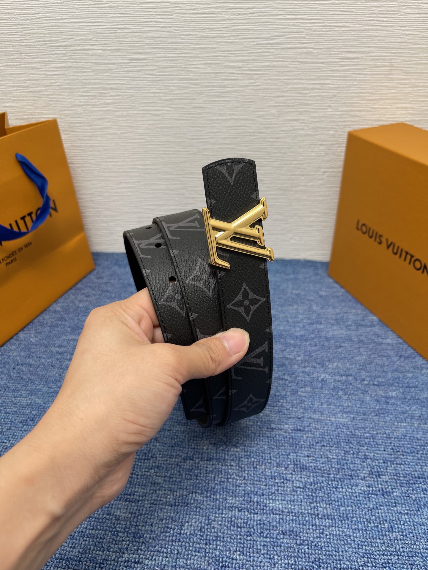 🔴 【品牌】LV  3．0cm 
🔴 【描述】这款饰有LV带扣的腰带配以水牛皮衬里，覆以Monogram