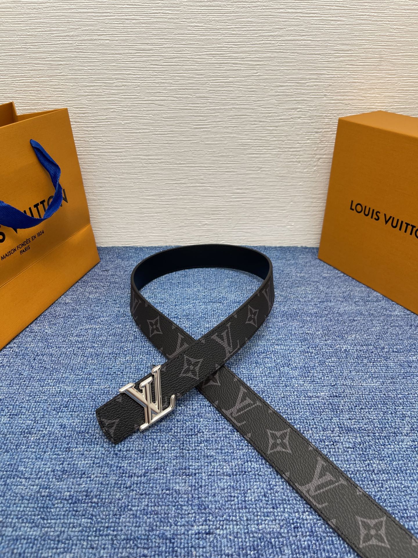 🔴 【品牌】LV  3．0cm 
🔴 【描述】这款饰有LV带扣的腰带配以水牛皮衬里，覆以Monogram