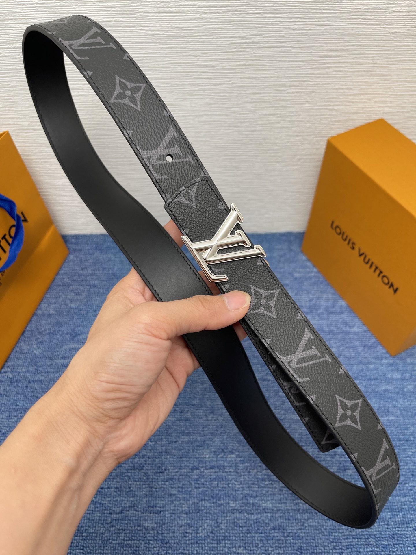 🔴 【品牌】LV  3．0cm 
🔴 【描述】这款饰有LV带扣的腰带配以水牛皮衬里，覆以Monogram